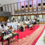 Penandatanganan MoU Studi Potensi MRT Lintas Timur–Barat Fase 2 February 4, 2026 3:00 pm DPRD DKI Jakarta menghadiri penandatanganan nota kesepahaman studi potensi kontribusi MRT Lintas Timur-Barat Fase 2 (Kembangan-Balaraja) di Balaikota, Rabu (4/2). PT. MRT Jakarta (Perseroda) bersama pengembang melaksanakan penandatangan. Hadir Wakil Ketua DPRD Rany Mauliani bersama Ketua Komisi D Yuke Yurike, Ketua Komisi B Nova Harivan Paloh dan Anggota Komisi E Chicha Koeswoyo. Penandatanganan nota kesepahaman bagian dari upaya Pemerintah Provinsi (Pemprov) DKI Jakarta mengkaji pengembangan transportasi massal berbasis rel yang terintegrasi. Sekaligus mendorong peningkatan konektivitas wilayah Jakarta dengan daerah penyangga di kawasan barat. Melalui studi potensi kontribusi MRT Lintas Timur–Barat Fase 2, mendapatkan gambaran menyeluruh mengenai manfaat ekonomi dan sosial. Begitu pula dampak terhadap pengurangan kemacetan dan peningkatan mobilitas masyarakat. Gubernur Pramono Anung dan Gubernur Banten Andra Soni hadir dalam kesempatan itu. (yla/df)