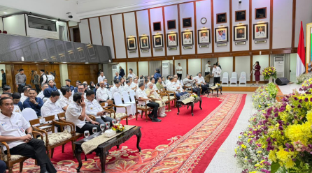 Penandatanganan MoU Studi Potensi MRT Lintas Timur–Barat Fase 2 February 4, 2026 3:00 pm DPRD DKI Jakarta menghadiri penandatanganan nota kesepahaman studi potensi kontribusi MRT Lintas Timur-Barat Fase 2 (Kembangan-Balaraja) di Balaikota, Rabu (4/2). PT. MRT Jakarta (Perseroda) bersama pengembang melaksanakan penandatangan. Hadir Wakil Ketua DPRD Rany Mauliani bersama Ketua Komisi D Yuke Yurike, Ketua Komisi B Nova Harivan Paloh dan Anggota Komisi E Chicha Koeswoyo. Penandatanganan nota kesepahaman bagian dari upaya Pemerintah Provinsi (Pemprov) DKI Jakarta mengkaji pengembangan transportasi massal berbasis rel yang terintegrasi. Sekaligus mendorong peningkatan konektivitas wilayah Jakarta dengan daerah penyangga di kawasan barat. Melalui studi potensi kontribusi MRT Lintas Timur–Barat Fase 2, mendapatkan gambaran menyeluruh mengenai manfaat ekonomi dan sosial. Begitu pula dampak terhadap pengurangan kemacetan dan peningkatan mobilitas masyarakat. Gubernur Pramono Anung dan Gubernur Banten Andra Soni hadir dalam kesempatan itu. (yla/df)