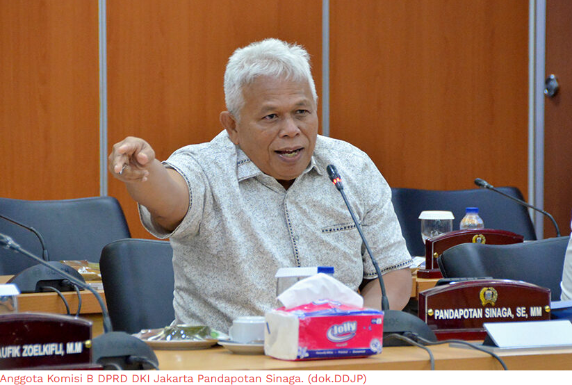 Peredaran Obat Keras Ilegal Jadi Sorotan Legislator February 4, 2026 11:04 am Peredaran obat keras jenis G bermerek Tramadol kian merajalela di Kawasan Tanah Abang, Jakarta Pusat. Kondisi demikian menuai sorotan tajam dari Anggota Komisi B DPRD DKI Jakarta Pandapotan Sinaga. Pasalnya, kondisi peredaran atau penjualan obat keras secara ilegal itu sudah meresahkan masyarakat. Bahkan, mengancam kehancuran generasi muda. Karena itu, Pandapotan mendorong kepolisian segera bertindak tegas terkait peredaran liar Tramadol. Anggota Komisi B DPRD DKI Jakarta Pandapotan Sinaga. (dok.DDJP) “Kita kan berharap penegakan hukum berjalan,” ujar Pandapotan, beberapa waktu lalu. Menurut politisi PDI Perjuangan itu, DPRD tidak mungkin bertindak langsung di lapangan. Sebab, persoalan itu sudah masuk ranah hukum. “Itu tugas kepolisian,” kata Pandapotan. Karena itu, Pandapotan meminta Polres Metro Jakarta Pusat segera menangkap para penjual ilegal obat keras tersebut. “Kapolres harus bekerja keras untuk membersihkannya. Strateginya ya penindakan. Tangkap dulu, buat efek jera, expose,” tegas Pandaporan. Ia berpendapat, pemberantasan narkotika dan obat terlarang sudah harus melalui koordinasi lintas sektor. “Ini menyangkut keselamatan dan kesehatan. Pemerintah pasti sudah menginstruksikan,” ucap dia. Selain itu, Pandapotan mengajak masyarakat meningkatkan gaya hidup sehat. Melalui olahraga dan menjauhi Narkoba. “Pak Pramono Anung juga mengajak kita meningkatkan kegiatan positif, olahraga, sosial, supaya menjauhkan masyarakat dari hal-hal seperti itu,” pungkas dia. (red)