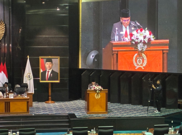 Isu pangan tidak bisa sekadar persoalan distribusi dan harga. Fraksi Partai Demokrasi Indonesia Perjuangan (PDI Perjuangan) DPRD DKI Jakarta menegaskan, pangan menyangkut hajat hidup masyarakat. Butuh kehadiran negara secara menyeluruh. Fraksi PDI Perjuangan menyampaikan pandangan umum itu dalam Rapat Paripurna DPRD DKI Jakarta terkait Rancangan Peraturan Daerah (Ranperda) tentang Penyelenggaraan Sistem Pangan, Senin (9/2).