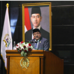 Rano Karno Sampaikan Jawaban Gubernur atas Ranperda Sistem Pangan February 9, 2026 4:02 pm Wakil Gubernur Rano Karno menyampaikan jawaban Gubernur DKI Jakarta terkait Rapat Paripurna Pemandangan Umum Fraksi-Fraksi terhadap Rancangan Peraturan Daerah (Ranperda) tentang Penyelenggaraan Sistem Pangan, Senin (9/2). Rano menyampaikan ucapan terima kasih atas pertanyaan, apresiasi, dukungan, saran dan pendapat oleh Fraksi-Fraksi DPRD DKI Jakarta terhadap Ranperda tersebut. Pemprov DKI, kata Rano, terus berupaya menanggapi dan menjawab seluruh pandangan umum, secara lengkap dan menyeluruh. “Mengingat banyaknya pertanyaan, saran dan pendapat yang disampaikan, perkenankan saya menyampaikan hal- hal yang bersifat strategis,” ujar Rano di Gedung DPRD DKI Jakarta. Rano mengapresiasi Fraksi PKS, Fraksi PDI Perjuangan, Fraksi Partai Golkar, Fraksi Partai Gerindra, Fraksi PAN, Fraksi PSI, Fraksi PKB, Fraksi Partai Demokrat-Perindo, dan Fraksi NasDem, atas perhatian dan dukungan membahas penyelenggaraan sistem pangan. Regulasi itu penting karena terkait urusan mendasar bagi kehidupan warga. Apalagi, lanjut Rano, sistem pangan menjadi urusan pemerintahan. Berdasarkan pada Pasal 12 ayat (2) Undang-Undang Nomor 23 Tahun 2014 tentang Pemerintahan Daerah. “Pelaksanaan Ranperda dan peraturan turunannya akan dijalankan secara transparan, partisipatif, dan akuntabel, sesuai prinsip good governance,” tutur Rano. Selanjutnya, Rano menanggapi pandangan Fraksi Partai Gerindra, Fraksi PKS, Fraksi PKB, dan Fraksi PDI Perjuangan. Terkait ketersediaan dan pasokan pangan, Rano memastikan penguatan sistem pangan tidak cukup hanya pada pasokan pangan semata. Melainkan menjadi bagian dari Penyelenggaraan Sistem Pangan. “Penyediaan pangan dengan keterbatasan lahan di Jakarta, maka perlu dilakukan berbagai upaya kerja sama dengan daerah lain dan melakukan perdagangan antar wilayah,” jelas Rano. “Termasuk mengoptimalkan potensi Pertanian Perkotaan yang berbasis ruang dan teknologi,” tambah Rano. Menanggapi Fraksi Partai Demokrat-Perindo, Fraksi GOLKAR, Fraksi Gerinda, Fraksi PKS dan Fraksi PDI Perjuangan mengenai stabilitas dan pengendalian harga pangan, Rano menyampaikan, Ranperda nantinya berperan aktif mengatasi fluktuasi harga pangan. Sebab, Pemprov DKI Jakarta ketergantungan pangan dengan wilayah lain. Momentum perayaan Hari Besar Keagamaan Nasional (HBKN). “Kita memiliki Badan Usaha Milik Daerah (BUMD) yang dapat diandalkan untuk melakukan pengendalian harga melalui kepemilikan stok pangan,” jelas Rano. “Dapat digunakan untuk komersil serta diberikan penugasan untuk melakukan kerja sama dengan produsen pangan di daerah lain,” papar Rano. Selanjutnya, menjawab pandangan Fraksi Partai Nasdem, Fraksi Partai Demokrat-Perindo, Fraksi Partai Gerindra, Fraksi Partai PKS, dan Fraksi PSI, terkait Cadangan Pangan Pemerintah Daerah (CPPD), Rano menyampaikan, CCPD merupakan delegasi kewenangan dari pemerintah pusat kepada pemerintah daerah yang tertuang undang-undang dan peraturan pemerintah yang mengatur pangan dan gizi. Apalagi, Pemprov DKI Jakarta merupakan satu dari lima provinsi yang belum memiliki CPPD. Karena itu, Rano memastikan, tujuan strategis CCPD di antaranya menanggulangi kerawanan pangan, keadaan darurat, bencana alam, serta menjaga stabilitas harga pangan di daerah. Sehingga ketersediaan pangan bagi masyarakat terdampak dapat terpenuhi secara maksimal melalui pengadaan stok beras tahunan. “Cadangan pangan pemerintah telah memiliki pengaturan khusus sehingga pengaturan teknisnya tidak bisa digabungkan dengan kegiatan lain. Contohnya seperti Food Waste,” ungkap Rano. Menanggapi pandangan Fraksi PSI, Fraksi PKS, Fraksi PKB, Fraksi Partai Gerindra, Fraksi PDI Perjuangan, Fraksi Partai Golkar, Fraksi NasDem, dan Fraksi Partai Demokrat-Perindo terkait Data dan Informasi Pangan, Rano menyampaikan, penyediaan Sistem Informasi Pangan yang terintegrasi dengan berbagai sumber data merupakan salah satu bentuk mekanisme pemantauan dini atau early warning system. “Sistem Informasi Pangan dapat digunakan sebagai dasar kebijakan sekaligus pengawasan terhadap kinerja pemerintah dalam penyelenggaraan pangan,” kata Rano. Rano mengungkapkan, Sistem Informasi Pangan terdiri dari Sistem Kewaspadaan Pangan dan Gizi, harga pangan,produksi pangan, capaian indikator ketahanan pangan, dan data lainnya. “Sistem tersebut ditujukan untuk mendeteksi masalah pangan dan gizi secara cepat di suatu wilayah berdasarkan pemantauan pada tiga pilar utama. Yaitu ketersediaan, keterjangkauan, dan pemanfaatan pangan,” pungkas Rano. (apn/df)
