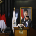 Fraksi Partai NasDem DPRD DKI Jakarta menilai, Rancangan Peraturan Daerah (Ranperda) tentang Penyelenggaraan Sistem Pangan perlu sebagai sistem kesiapsiagaan krisis. Tidak hanya sebagai instrumen pengaturan pasokan dan distribusi pangan. Juru Bicara Fraksi NasDem Riano P. Ahmad menyampaikan pandangan itu dalam Rapat Paripurna DPRD DKI Jakarta, Senin (9/2). Kompleksitas persoalan pangan Jakarta menuntut sistem berbasis data, terintegrasi lintas sektor, serta mampu merespons krisis secara cepat dan terukur. “Tantangan pangan Jakarta tidak sederhana karena sebagian besar pasokan berasal dari luar daerah dan Jakarta berfungsi sebagai wilayah transit perdagangan pangan nasional,” terang Riano. Fraksi NasDem menyoroti belum optimalnya sistem pencatatan keluar-masuk pangan secara real time. Kondisi tersebut berpotensi memicu kesalahan dalam penetapan cadangan pangan daerah. Sekaligus melemahkan respons pemerintah saat terjadi gangguan pasokan atau gejolak harga. “Sistem Informasi Pangan Daerah harus terintegrasi, real-time, dan dapat diakses lintas perangkat daerah agar pengambilan keputusan berbasis data dapat dilakukan secara tepat,” jelas Riano. Dalam pandangan Fraksi NasDem, Cadangan Pangan Pemerintah Daerah (CPPD) juga perlu diatur secara lebih presisi. Ranperda belum memuat indikator pemicu yang jelas terkait waktu dan kondisi penyaluran CPPD. Sehingga berisiko menimbulkan keterlambatan respons pada situasi darurat. “CPPD perlu dilengkapi indikator pemicu yang jelas, baik saat terjadi kenaikan harga, gangguan distribusi, maupun kondisi darurat sosial,” terang Riano. Fraksi NasDem turut menyoroti peran Badan Usaha Milik Daerah (BUMD) pangan dalam stabilisasi harga dan distribusi. Penugasan kepada BUMD perlu transparan dan akuntabel. Menyertakan kewajiban pelaporan berkala kepada DPRD agar tetap berada dalam koridor pelayanan publik. “Stabilisasi harga dan distribusi pangan oleh BUMD harus dijalankan secara transparan dan akuntabel agar tidak menimbulkan konflik kepentingan,” jelas Riano. Selain itu, Fraksi NasDem menilai, aspek pendanaan dalam Ranperda perlu diperkuat. Sistem pangan Jakarta tidak dapat bergantung pada kebijakan ad hoc. Melainkan perlu kerangka penganggaran yang terintegrasi dalam dokumen perencanaan daerah. “Pendanaan sistem pangan harus berkelanjutan, terintegrasi dalam Rencana Pembangunan Jangka Menengah Daerah (RPJMD) dan Anggaran Pendapatan dan Belanja Daerah (APBD), serta berbasis kinerja dan dampak,” terang Riano. Fraksi NasDem juga mendorong agar Ranperda mengadopsi prinsip multi-year dan counter-cyclical dalam pembentukan cadangan pangan daerah agar pemerintah memiliki ruang fiskal untuk merespons krisis pangan tanpa menunggu gejolak membesar. Dalam konteks perlindungan konsumen, Fraksi NasDem menilai Ranperda perlu menegaskan peran pemerintah daerah dalam menjamin keamanan pangan, keterjangkauan harga, serta transparansi informasi kepada publik, khususnya bagi kelompok rentan. “Pemerintah Daerah wajib hadir melindungi konsumen, tidak hanya menjamin ketersediaan pangan, tetapi juga keamanan, keterjangkauan, dan keadilan akses,” jelas Riano. Sebagai penutup, Fraksi NasDem menegaskan Ranperda Penyelenggaraan Sistem Pangan harus mampu menjawab tantangan krisis pangan global, perubahan iklim, serta gangguan rantai pasok melalui pembangunan sistem pangan Jakarta yang tangguh, adaptif, dan berkeadilan. “Ranperda ini harus menjadi sistem perlindungan nyata bagi warga Jakarta, baik dalam situasi normal maupun krisis,” tandas Riano. (all/df)