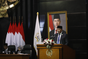 Fraksi Partai NasDem DPRD DKI Jakarta menilai, Rancangan Peraturan Daerah (Ranperda) tentang Penyelenggaraan Sistem Pangan perlu sebagai sistem kesiapsiagaan krisis. Tidak hanya sebagai instrumen pengaturan pasokan dan distribusi pangan. Juru Bicara Fraksi NasDem Riano P. Ahmad menyampaikan pandangan itu dalam Rapat Paripurna DPRD DKI Jakarta, Senin (9/2). Kompleksitas persoalan pangan Jakarta menuntut sistem berbasis data, terintegrasi lintas sektor, serta mampu merespons krisis secara cepat dan terukur. “Tantangan pangan Jakarta tidak sederhana karena sebagian besar pasokan berasal dari luar daerah dan Jakarta berfungsi sebagai wilayah transit perdagangan pangan nasional,” terang Riano. Fraksi NasDem menyoroti belum optimalnya sistem pencatatan keluar-masuk pangan secara real time. Kondisi tersebut berpotensi memicu kesalahan dalam penetapan cadangan pangan daerah. Sekaligus melemahkan respons pemerintah saat terjadi gangguan pasokan atau gejolak harga. “Sistem Informasi Pangan Daerah harus terintegrasi, real-time, dan dapat diakses lintas perangkat daerah agar pengambilan keputusan berbasis data dapat dilakukan secara tepat,” jelas Riano. Dalam pandangan Fraksi NasDem, Cadangan Pangan Pemerintah Daerah (CPPD) juga perlu diatur secara lebih presisi. Ranperda belum memuat indikator pemicu yang jelas terkait waktu dan kondisi penyaluran CPPD. Sehingga berisiko menimbulkan keterlambatan respons pada situasi darurat. “CPPD perlu dilengkapi indikator pemicu yang jelas, baik saat terjadi kenaikan harga, gangguan distribusi, maupun kondisi darurat sosial,” terang Riano. Fraksi NasDem turut menyoroti peran Badan Usaha Milik Daerah (BUMD) pangan dalam stabilisasi harga dan distribusi. Penugasan kepada BUMD perlu transparan dan akuntabel. Menyertakan kewajiban pelaporan berkala kepada DPRD agar tetap berada dalam koridor pelayanan publik. “Stabilisasi harga dan distribusi pangan oleh BUMD harus dijalankan secara transparan dan akuntabel agar tidak menimbulkan konflik kepentingan,” jelas Riano. Selain itu, Fraksi NasDem menilai, aspek pendanaan dalam Ranperda perlu diperkuat. Sistem pangan Jakarta tidak dapat bergantung pada kebijakan ad hoc. Melainkan perlu kerangka penganggaran yang terintegrasi dalam dokumen perencanaan daerah. “Pendanaan sistem pangan harus berkelanjutan, terintegrasi dalam Rencana Pembangunan Jangka Menengah Daerah (RPJMD) dan Anggaran Pendapatan dan Belanja Daerah (APBD), serta berbasis kinerja dan dampak,” terang Riano. Fraksi NasDem juga mendorong agar Ranperda mengadopsi prinsip multi-year dan counter-cyclical dalam pembentukan cadangan pangan daerah agar pemerintah memiliki ruang fiskal untuk merespons krisis pangan tanpa menunggu gejolak membesar. Dalam konteks perlindungan konsumen, Fraksi NasDem menilai Ranperda perlu menegaskan peran pemerintah daerah dalam menjamin keamanan pangan, keterjangkauan harga, serta transparansi informasi kepada publik, khususnya bagi kelompok rentan. “Pemerintah Daerah wajib hadir melindungi konsumen, tidak hanya menjamin ketersediaan pangan, tetapi juga keamanan, keterjangkauan, dan keadilan akses,” jelas Riano. Sebagai penutup, Fraksi NasDem menegaskan Ranperda Penyelenggaraan Sistem Pangan harus mampu menjawab tantangan krisis pangan global, perubahan iklim, serta gangguan rantai pasok melalui pembangunan sistem pangan Jakarta yang tangguh, adaptif, dan berkeadilan. “Ranperda ini harus menjadi sistem perlindungan nyata bagi warga Jakarta, baik dalam situasi normal maupun krisis,” tandas Riano. (all/df)