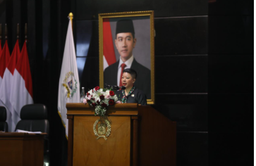 Ranperda Penyelenggaraan Sistem Pangan, Perkuat Tata Kelola dan Perlindungan Konsumen February 9, 2026 3:51 pm Fraksi Partai Solidaritas Indonesia (PSI) DPRD DKI Jakarta menilai, Rancangan Peraturan Daerah (Ranperda) tentang Penyelenggaraan Sistem Pangan harus mampu memperkuat tata kelola pangan daerah secara menyeluruh. Sebab, pangan memiliki posisi strategis dalam kehidupan warga dan pembangunan Jakarta ke depan. Demikian ungkap Anggota Fraksi PSI Francine Widjojo dalam Rapat Paripurna DPRD DKI Jakarta dengan agenda Penyampaian Pandangan Umum Fraksi-Fraksi. “Sejalan dengan mandat kerangka regulasi nasional terkait pangan, keamanan pangan, ketahanan pangan, serta gizi,” ujar Francine, Senin (9/2). Menurut dia, sistem pangan yang kuat menjadi fondasi penting bagi stabilitas sosial ekonomi Jakarta sebagai kota global. Maka, Fraksi PSI berpandangan Ranperda Penyelenggaraan Sistem Pangan perlu mengatur secara jelas dukungan anggaran, mekanisme distribusi, serta tata kelola yang memadai. “Agar pemenuhan hak atas pangan di DKI Jakarta dapat dipenuhi tanpa reduksi serta dapat diperluas cakupan dan jenis kemanfaatannya,” tutur Francine. Pengaturan tersebut, ungkap dia, perlu agar pemenuhan hak atas pangan bagi warga DKI Jakarta dapat optimal, berkelanjutan, dan tanpa pengurangan manfaat. Fraksi PSI juga menekankan, penyelenggaraan sistem pangan harus mencakup seluruh rantainya. Mulai dari perencanaan hingga pengelolaan limbah. Pendekatan lintas sektor dan berkelanjutan menjadi prasyarat penting agar kebijakan pangan mampu menjawab tantangan ekonomi, sosial, dan lingkungan secara terpadu. “Agar Jakarta memiliki sistem pangan yang sehat, inklusif, tangguh, dan berkelanjutan,” kata Francine. Fraksi PSI juga menyoroti pentingnya distribusi pangan yang adil sebagai inti kebijakan pangan daerah. Bahkan, akses dan keterjangkauan pangan bagi masyarakat. Khususnya kelompok rentan. Hal itu perlu menjadi perhatian utama dalam perumusan kebijakan agar ketimpangan harga dan distribusi dapat ditekan. Selain itu, Fraksi PSI menegaskan, perlu kebijakan pemanfaatan dan keamanan pangan yang konsisten dan terkoordinasi. Edukasi gizi, pengawasan pangan segar dan olahan, serta penegakan standar keamanan pangan sangat penting. Memberikan perlindungan konsumen. Meningkatkan kualitas konsumsi masyarakat. Melalui pandangan tersebut, Fraksi PSI berharap, Ranperda itu dapat menjadi dasar kebijakan kuat dalam mewujudkan sistem pangan Jakarta yang aman, berkeadilan, dan berkelanjutan. “Agar perlindungan konsumen dan peningkatan kualitas konsumsi dapat terwujud secara nyata,” pungkas Francine. (gie/df)