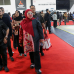 Rany Sebut IIMS 2026 sebagai Penggerak Perekonomian dan Industri Otomotif Nasional February 5, 2026 5:06 pm Wakil Ketua DPRD DKI Jakarta Rany Mauliani mengapresiasi penyelenggaraan Indonesia International Motor Show (IIMS) 2026 yang berkontribusi positif terhadap pertumbuhan perekonomian. Khususnya sektor industri otomotif. Rany mengungkapkan hal itu usai menghadiri Opening Ceremony IIMS 2026 di JIExpo Kemayoran, Jakarta, Kamis (5/2). Rany menilai, IIMS 2026 menunjukkan perkembangan signifikan dari tahun-tahun sebelumnya. Baik dari sisi skala pameran maupun jumlah keterlibatan pelaku industri. Menurut dia, hal itu mencerminkan kuatnya sektor otomotif sebagai salah satu motor penggerak ekonomi. “Luar biasa, tadi sudah dilaporkan memang IIMS kali ini memang lebih besar ya lebih besar, lebih banyak lagi kendaraan-kendaraan, merk-merk kendaraan yang bergabung,” kata dia. Ia menyebutkan, sebanyak 62 merek kendaraan roda empat dan roda dua mengikuti IIMS 2026. Terdapat pula sekitar 190 tenant pendukung. Tingginya partisipasi tersebut mampu mendorong aktivitas ekonomi. Mulai dari industri manufaktur, perdagangan, hingga sektor jasa. Rany juga menyoroti beragam kegiatan pendamping yang hadir selama pameran berlangsung. Rangkaian acara tersebut menarik minat pengunjung dan berdampak pada perputaran ekonomi. Termasuk sektor pariwisata dan UMKM. “Banyak sekali juga ada giat-giat pendampingnya ada hiburan, ada sarana olahraga dan lain-lain,” kata Rany. Pada kesempatan yang sama, Menteri Perindustrian Republik Indonesia Agus Gumiwang Kartasasmita dalam sambutannya menegaskan, sektor otomotif merupakan salah satu sektor strategis dalam perekonomian nasional. Besarnya investasi di sektor otomotif, kata dia, memiliki dampak berantai (multiplier effect) yang kuat terhadap sektor lainnya. “Bisa meningkatkan perekonomian karena saya tidak akan terlalu bosan-bosan menyampaikan bahwa sektor otomotif, sektor yang terbesar, memiliki power linkage dan juga network linkage-nya,” kata dia. Agus Gumiwang optimistis prospek ekonomi Indonesia ke depan semakin memperkuat daya beli masyarakat. Mendorong pertumbuhan industri, termasuk otomotif. “Kita dalam waktu dekat ini akan menjadi harapan kita akan menjadi negara dengan ekonomi kuat dan ekonomi besar kelima atau ke tujuh di dunia,” kata dia. (yla/df)