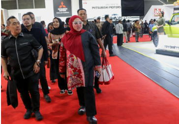 Rany Sebut IIMS 2026 sebagai Penggerak Perekonomian dan Industri Otomotif Nasional February 5, 2026 5:06 pm Wakil Ketua DPRD DKI Jakarta Rany Mauliani mengapresiasi penyelenggaraan Indonesia International Motor Show (IIMS) 2026 yang berkontribusi positif terhadap pertumbuhan perekonomian. Khususnya sektor industri otomotif. Rany mengungkapkan hal itu usai menghadiri Opening Ceremony IIMS 2026 di JIExpo Kemayoran, Jakarta, Kamis (5/2). Rany menilai, IIMS 2026 menunjukkan perkembangan signifikan dari tahun-tahun sebelumnya. Baik dari sisi skala pameran maupun jumlah keterlibatan pelaku industri. Menurut dia, hal itu mencerminkan kuatnya sektor otomotif sebagai salah satu motor penggerak ekonomi. “Luar biasa, tadi sudah dilaporkan memang IIMS kali ini memang lebih besar ya lebih besar, lebih banyak lagi kendaraan-kendaraan, merk-merk kendaraan yang bergabung,” kata dia. Ia menyebutkan, sebanyak 62 merek kendaraan roda empat dan roda dua mengikuti IIMS 2026. Terdapat pula sekitar 190 tenant pendukung. Tingginya partisipasi tersebut mampu mendorong aktivitas ekonomi. Mulai dari industri manufaktur, perdagangan, hingga sektor jasa. Rany juga menyoroti beragam kegiatan pendamping yang hadir selama pameran berlangsung. Rangkaian acara tersebut menarik minat pengunjung dan berdampak pada perputaran ekonomi. Termasuk sektor pariwisata dan UMKM. “Banyak sekali juga ada giat-giat pendampingnya ada hiburan, ada sarana olahraga dan lain-lain,” kata Rany. Pada kesempatan yang sama, Menteri Perindustrian Republik Indonesia Agus Gumiwang Kartasasmita dalam sambutannya menegaskan, sektor otomotif merupakan salah satu sektor strategis dalam perekonomian nasional. Besarnya investasi di sektor otomotif, kata dia, memiliki dampak berantai (multiplier effect) yang kuat terhadap sektor lainnya. “Bisa meningkatkan perekonomian karena saya tidak akan terlalu bosan-bosan menyampaikan bahwa sektor otomotif, sektor yang terbesar, memiliki power linkage dan juga network linkage-nya,” kata dia. Agus Gumiwang optimistis prospek ekonomi Indonesia ke depan semakin memperkuat daya beli masyarakat. Mendorong pertumbuhan industri, termasuk otomotif. “Kita dalam waktu dekat ini akan menjadi harapan kita akan menjadi negara dengan ekonomi kuat dan ekonomi besar kelima atau ke tujuh di dunia,” kata dia. (yla/df)