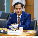 Siswa Tak Dapat KJP, Anggi Ungkap KTP Warga Dipinjam untuk Beli Mobil February 6, 2026 10:01 am Persoalan Kartu Jakarta Pendidikan (KJP) masih menjadi keluhan utama warga. Demikian ungkap Anggota Komisi E DPRD DKI Jakarta Anggi Arando Siregar dalam Kegiatan Reses ke-2 Masa Persidangan II Tahun Anggaran 2026 di Komplek UKA, Jakarta Utara, Rabu (4/2). Ia mengungkapkan terdapat anak-anak yang tidak pernah menerima KJP. Bahkan ada yang sudah sempat terdaftar. Namun terkena pencabutan oleh Dinas Pendidikan. “Banyak warga mempertanyakan apa saja syarat untuk mendapatkan KJP dan kenapa bantuan tersebut tidak kunjung diterima,” ujar Anggi. Anggota Komisi E DPRD DKI Jakarta Anggi Arando Siregar. (dok.DDJP) Menurut Anggi, salah satu syarat utama penerima KJP adalah terdaftar dalam Data Terpadu Kesejahteraan Sosial (DTKS) yang kini telah berubah nama menjadi Data Terpadu Sosial Ekonomi Nasional (DTSEN). Persoalan data tersebut, kata Anggi, tidak sepenuhnya berada di tangan aparat wilayah. Secara teknis pengelolaan data DTSEN merupakan kewenangan pemerintah pusat. “Sering kali masyarakat menyalahkan kelurahan, RT, atau RW,” jelas dia. Dalam kesempatan itu, Anggi juga membeberkan temuan kasus yang terjadi di wilayah Kalibaru, Jakarta Utara. Warga yang semesinya berhak menerima KJP, namun gagal diproses. Ternyata, terdapat pihak lain yang meminjam KTP milik warga tersebut untuk membeli mobil. Padahal, lanjut Anggi, warga tersebut tinggal di rumah kos bersama lima keluarga lainnya. Profesinya sebagai ojek online. “Sementara istrinya bekerja sebagai buruh setrika. Secara ekonomi, mereka sangat layak menerima KJP,” beber dia. Menindaklanjuti laporan tersebut, Anggi bersama tim dari Suku Dinas Pendidikan Jakarta Utara langsung turun ke lapangan untuk memverifikasi faktual. “Orang yang meminjam KTP tersebut ternyata berdomisili di Jakarta Selatan,” ungkap dia. “Langkah hukum sudah ditempuh agar data kepemilikan KTP dibersihkan. Harapannya, data warga Kalibaru ini bisa kembali normal dan anaknya berhak mendapatkan KJP,” tambah Anggi. (red)