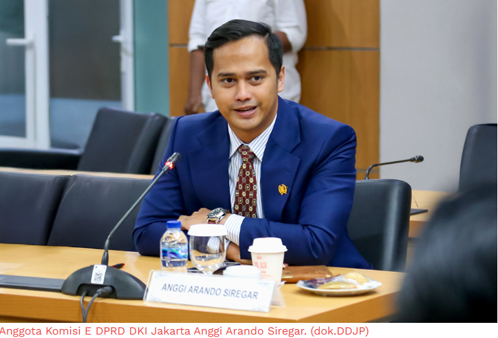 Siswa Tak Dapat KJP, Anggi Ungkap KTP Warga Dipinjam untuk Beli Mobil February 6, 2026 10:01 am Persoalan Kartu Jakarta Pendidikan (KJP) masih menjadi keluhan utama warga. Demikian ungkap Anggota Komisi E DPRD DKI Jakarta Anggi Arando Siregar dalam Kegiatan Reses ke-2 Masa Persidangan II Tahun Anggaran 2026 di Komplek UKA, Jakarta Utara, Rabu (4/2). Ia mengungkapkan terdapat anak-anak yang tidak pernah menerima KJP. Bahkan ada yang sudah sempat terdaftar. Namun terkena pencabutan oleh Dinas Pendidikan. “Banyak warga mempertanyakan apa saja syarat untuk mendapatkan KJP dan kenapa bantuan tersebut tidak kunjung diterima,” ujar Anggi. Anggota Komisi E DPRD DKI Jakarta Anggi Arando Siregar. (dok.DDJP) Menurut Anggi, salah satu syarat utama penerima KJP adalah terdaftar dalam Data Terpadu Kesejahteraan Sosial (DTKS) yang kini telah berubah nama menjadi Data Terpadu Sosial Ekonomi Nasional (DTSEN). Persoalan data tersebut, kata Anggi, tidak sepenuhnya berada di tangan aparat wilayah. Secara teknis pengelolaan data DTSEN merupakan kewenangan pemerintah pusat. “Sering kali masyarakat menyalahkan kelurahan, RT, atau RW,” jelas dia. Dalam kesempatan itu, Anggi juga membeberkan temuan kasus yang terjadi di wilayah Kalibaru, Jakarta Utara. Warga yang semesinya berhak menerima KJP, namun gagal diproses. Ternyata, terdapat pihak lain yang meminjam KTP milik warga tersebut untuk membeli mobil. Padahal, lanjut Anggi, warga tersebut tinggal di rumah kos bersama lima keluarga lainnya. Profesinya sebagai ojek online. “Sementara istrinya bekerja sebagai buruh setrika. Secara ekonomi, mereka sangat layak menerima KJP,” beber dia. Menindaklanjuti laporan tersebut, Anggi bersama tim dari Suku Dinas Pendidikan Jakarta Utara langsung turun ke lapangan untuk memverifikasi faktual. “Orang yang meminjam KTP tersebut ternyata berdomisili di Jakarta Selatan,” ungkap dia. “Langkah hukum sudah ditempuh agar data kepemilikan KTP dibersihkan. Harapannya, data warga Kalibaru ini bisa kembali normal dan anaknya berhak mendapatkan KJP,” tambah Anggi. (red)