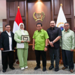 Serap Aspirasi lewat Bang Japar February 11, 2026 4:03 pm Ketua DPRD DKI Jakarta Khoirudin menerima audiensi Ormas Kebangkitan Jawara dan Pengacara (Bang Japar), Rabu (11/2). Kegiatan itu sebagai upaya menyerap aspirasi terkait isu-isu kemasyarakatan dan pembangunan. Dalam pertemuan itu, Khoirudin menegaskan, kolaborasi antara pemerintah daerah dan elemen masyarakat sangat penting. Seperti Bang Japar, kerap mengadvokasi bantuan hukum hingga kesehatan masyarakat. Hal itu, lanjut Khoirudin, bagian dari komitmen Bang Japar menjaga Jakarta. “Jakarta sebagai kota kita bersama memang membutuhkan kemitraan dengan seluruh elemen masyarakat untuk jaga Jakarta,” ujar Khoirudin di Gedung DPRD DKI Jakarta. Khoirudin juga mengapresiasi atas kontribusi Bang Japar menjaga Jakarta lewat aktivitas di hidang bantuan hukum dan kesehatan. Sehingga memberikan manfaat nyata bagi masyarakat. “Saya sering melihat ambulannya Bang Japar mondar-mandir,” ujar Khoirudin. Dengan demikian, harap Khoirudin, hubungan kerja dengan Pemprov DKI Jakarta semakin kuat dalam menjembatani kebutuhan masyarakat DKI Jakarta. Apalagi, keberadaan Tim Bang Japar sampai di tingkat kelurahan.. “Ke depan semoga ada kolaborasi yang lebih kuat antara Pemda dengan Bang Japar. Karena kita butuh sinergi untuk sama-sama jaga Jakarta, melayani Jakarta,” ucap dia. Selain itu, Khoirudin berharap, Bang Japar tetap konsisten dalam menjalani visinya. Terutama membantu masyarakat kurang mampu. Pada 25 Februari 2026, Bang Japar memasuki usia baru ke-9. “Semoga Bang Japar terus konsisten dan komitmen dengan value-nilai yang diperjuangkan,” kata Khoirudin. “Saya berharap Bang Japar tetap eksis dengan nilai-nilai yang akan diperjuangkan untuk Jakarta,” tutup dia. Sementara itu Ketua Ormas Bang Japar Fahira Idris mengucapkan terima kasih atas sambutan hangat DPRD DKI Jakarta. “Alhamdulillah, hari ini kami berbahagia sekali bertemu dengan pak ketua,” kata Fahira. Sebagai Ormas, kata dia, Bang Japar telah banyak berkecimpung di berbagai aktivitas kemanusiaan. Misalnya menyediakan layanan Lembaga Bantuan Hukum (LBH) Bang Japar. “Baru saja kemarin kami menangani kasus pedofil yang dilakukan seorang oknum di Jakarta Barat. Alhamdulillah, kena vonis 10 tahun,” kata Fahira. “Sejak kami memenangkan kasus itu, semakin banyak warga mau melapor, dan kami siap membantu masyarakat,” tambah dia. Bang Japar juga turut serta menerima pelayanan kesehatan bagi masyarakat DKI Jakarta yang memiliki permasalahan di rumah sakit. “Kami membantu warga yang membutuhkan ambulans dan layanan kesehatan lainnya,” kata Fahira. Selain itu, Bang Japar memberikan dukungan modal kepada pelaku UMKM. Termasuk aktif dan aktif dalam pelestarian seni budaya, khususnya seni budaya Betawi. Fahira berharap, keberadaan Bang Japar mendapatkan dukungan nyata keberlangsungan roda organisasi ke depan. “Terima kasih atas masukan hari ini, mohon doanya,” pungkas dia. (apn/df)