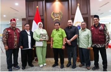 Serap Aspirasi lewat Bang Japar February 11, 2026 4:03 pm Ketua DPRD DKI Jakarta Khoirudin menerima audiensi Ormas Kebangkitan Jawara dan Pengacara (Bang Japar), Rabu (11/2). Kegiatan itu sebagai upaya menyerap aspirasi terkait isu-isu kemasyarakatan dan pembangunan. Dalam pertemuan itu, Khoirudin menegaskan, kolaborasi antara pemerintah daerah dan elemen masyarakat sangat penting. Seperti Bang Japar, kerap mengadvokasi bantuan hukum hingga kesehatan masyarakat. Hal itu, lanjut Khoirudin, bagian dari komitmen Bang Japar menjaga Jakarta. “Jakarta sebagai kota kita bersama memang membutuhkan kemitraan dengan seluruh elemen masyarakat untuk jaga Jakarta,” ujar Khoirudin di Gedung DPRD DKI Jakarta. Khoirudin juga mengapresiasi atas kontribusi Bang Japar menjaga Jakarta lewat aktivitas di hidang bantuan hukum dan kesehatan. Sehingga memberikan manfaat nyata bagi masyarakat. “Saya sering melihat ambulannya Bang Japar mondar-mandir,” ujar Khoirudin. Dengan demikian, harap Khoirudin, hubungan kerja dengan Pemprov DKI Jakarta semakin kuat dalam menjembatani kebutuhan masyarakat DKI Jakarta. Apalagi, keberadaan Tim Bang Japar sampai di tingkat kelurahan.. “Ke depan semoga ada kolaborasi yang lebih kuat antara Pemda dengan Bang Japar. Karena kita butuh sinergi untuk sama-sama jaga Jakarta, melayani Jakarta,” ucap dia. Selain itu, Khoirudin berharap, Bang Japar tetap konsisten dalam menjalani visinya. Terutama membantu masyarakat kurang mampu. Pada 25 Februari 2026, Bang Japar memasuki usia baru ke-9. “Semoga Bang Japar terus konsisten dan komitmen dengan value-nilai yang diperjuangkan,” kata Khoirudin. “Saya berharap Bang Japar tetap eksis dengan nilai-nilai yang akan diperjuangkan untuk Jakarta,” tutup dia. Sementara itu Ketua Ormas Bang Japar Fahira Idris mengucapkan terima kasih atas sambutan hangat DPRD DKI Jakarta. “Alhamdulillah, hari ini kami berbahagia sekali bertemu dengan pak ketua,” kata Fahira. Sebagai Ormas, kata dia, Bang Japar telah banyak berkecimpung di berbagai aktivitas kemanusiaan. Misalnya menyediakan layanan Lembaga Bantuan Hukum (LBH) Bang Japar. “Baru saja kemarin kami menangani kasus pedofil yang dilakukan seorang oknum di Jakarta Barat. Alhamdulillah, kena vonis 10 tahun,” kata Fahira. “Sejak kami memenangkan kasus itu, semakin banyak warga mau melapor, dan kami siap membantu masyarakat,” tambah dia. Bang Japar juga turut serta menerima pelayanan kesehatan bagi masyarakat DKI Jakarta yang memiliki permasalahan di rumah sakit. “Kami membantu warga yang membutuhkan ambulans dan layanan kesehatan lainnya,” kata Fahira. Selain itu, Bang Japar memberikan dukungan modal kepada pelaku UMKM. Termasuk aktif dan aktif dalam pelestarian seni budaya, khususnya seni budaya Betawi. Fahira berharap, keberadaan Bang Japar mendapatkan dukungan nyata keberlangsungan roda organisasi ke depan. “Terima kasih atas masukan hari ini, mohon doanya,” pungkas dia. (apn/df)