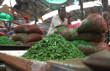 Wujudkan Sistem Ketahanan Pangan February 11, 2026 4:17 pm Ketua DPRD DKI Jakarta Khoirudin mendukung penuh komitmen Pemerintah Provinsi (Pemprov) DKI Jakarta menjamin pemenuhan pangan yang aman, terjangkau dan bergizi untuk seluruh masyarakat. Salah satunya, melalui penyusunan Rancangan Peraturan Daerah (Ranperda) tentang Penyelenggaraan Sistem Pangan yang telah disampaikan dalam rapat paripurna, Senin (9/2). Menurut Khoirudin, Ranperda tersebut dinilai penting agar ketersediaan, keamanan, dan kesehatan pangan terjamin mutu kualitasnya bagi masyarakat. Apalagi jumlah penduduk DKI Jakarta pada 2024 mencapai 10,6 juta jiwa dengan kepadatan penduduk mencapai 16 ribu per kilometer persegi. Ketua DPRD DKI Jakarta Khoirudin. (dok.DDJP) “DKI Jakarta yang penduduknya besar dan kebutuhannya banyak ini agar terjamin jumlah pangannya, keamanan pangannya, serta kesehatan pangannya,” ujar Khoirudin, Rabu (11/2). Menurut dia, Perda tersebut nantinya akan menjadi payung hukum bagi Pemerintah Provinsi DKI Jakarta dalam menjalin kerja sama dengan berbagai daerah. Termasuk lembaga-lembaga pemerintah untuk menjaga pasokan pangan. “Perda ini akan memayungi kita semua. Seiring dengan itu tentu kita akan melakukan kontrak kerja sama dengan berbagai daerah dan berbagai lembaga,” tambah dia. Tanpa adanya kerja sama antardaerah, tegas dia, Jakarta berpotensi mengalami krisis pangan. Sebab tak memiliki wilayah produksi pangan yang memadai. “Kalau seandainya semua daerah menutup diri, tidak menjual padinya, tidak menjual berasnya, Jakarta bisa kelaparan,” jelas Khoirudin. “Begitu juga kalau tidak menjual sayur-sayuran, Jakarta akan kesulitan mendapatkan sayur mayur,” pungkas dia. (apn/df)