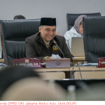Ranperda P4GN Perkuat Regulasi Antinarkotika February 11, 2026 4:33 pm Ketua Bapemperda DPRD DKI Jakarta Abdul Aziz menegaskan, kehadiran Rancangan Peraturan Daerah (Ranperda) tentang Fasilitasi Pencegahan dan Pemberantasan Penyalahgunaan serta Peredaran Gelap Narkotika dan Prekursor Narkotika (P4GN) menjadi kebutuhan mendesak. Mengingat tingginya kasus penyalahgunaan narkotika di ibukota yang kini masuk kategori daerah merah. Menurut dia, regulasi tersebut tidak hanya menjadi payung hukum, tetapi juga memperkuat langkah pencegahan melalui sosialisasi dan tindakan antisipatif yang masif dari Pemprov DKI Jakarta. “Agar narkoba ini tidak menjadi biasa ya di kalangan umum karena sekarang banyak sekali orang menganggapnya itu biasa,” ujar Abdul Aziz di Gedung DPRD DKI Jakarta, Selasa (10/2). Ia juga menyoroti keterlambatan DKI Jakarta dalam memiliki regulasi P4GN. Dari 38 provinsi di Indonesia, sebanyak 30 provinsi telah memiliki Perda serupa. Ketua Bapemperda DPRD DKI Jakarta Abdul Aziz. (dok.DDJP) Sementara DKI Jakarta masih menjadi bagian dari delapan provinsi yang belum memiliki aturan tersebut. Oleh sebab itu, Bapemperda DPRD DKI Jakarta mendorong agar pengesahan Ranperda P4GN sesegera mungkin. Abdul Aziz juga meminta agar Gubernur Pramono segera menyusun peraturan gubernur (Pergub) sebagai aturan turunan agar implementasi di lapangan dapat berjalan optimal. “Sedangkan kita sudah menjadi daerah merah di DKI ini. Pemda DKI termasuk terlambat dalam membuat perda P4GN karena sudah 30 provinsi memiliki ini. Pemda DKI termasuk 8 yang belum memiliki,” kata Aziz. Pemantapan Ranperda P4GN, harap Aziz, upaya pencegahan, rehabilitasi korban, serta pemberantasan peredaran gelap narkotika di Jakarta dapat lebih terarah, sistematis, dan berkelanjutan. “Agar bisa dilaksanakan di masyarakat dan masyarakat juga terlayani dengan baik terkait dengan korban-korban narkoba semuanya di Jakarta,” tukas dia. (yla/df)