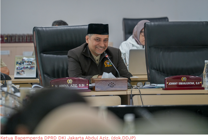 Ranperda P4GN Perkuat Regulasi Antinarkotika February 11, 2026 4:33 pm Ketua Bapemperda DPRD DKI Jakarta Abdul Aziz menegaskan, kehadiran Rancangan Peraturan Daerah (Ranperda) tentang Fasilitasi Pencegahan dan Pemberantasan Penyalahgunaan serta Peredaran Gelap Narkotika dan Prekursor Narkotika (P4GN) menjadi kebutuhan mendesak. Mengingat tingginya kasus penyalahgunaan narkotika di ibukota yang kini masuk kategori daerah merah. Menurut dia, regulasi tersebut tidak hanya menjadi payung hukum, tetapi juga memperkuat langkah pencegahan melalui sosialisasi dan tindakan antisipatif yang masif dari Pemprov DKI Jakarta. “Agar narkoba ini tidak menjadi biasa ya di kalangan umum karena sekarang banyak sekali orang menganggapnya itu biasa,” ujar Abdul Aziz di Gedung DPRD DKI Jakarta, Selasa (10/2). Ia juga menyoroti keterlambatan DKI Jakarta dalam memiliki regulasi P4GN. Dari 38 provinsi di Indonesia, sebanyak 30 provinsi telah memiliki Perda serupa. Ketua Bapemperda DPRD DKI Jakarta Abdul Aziz. (dok.DDJP) Sementara DKI Jakarta masih menjadi bagian dari delapan provinsi yang belum memiliki aturan tersebut. Oleh sebab itu, Bapemperda DPRD DKI Jakarta mendorong agar pengesahan Ranperda P4GN sesegera mungkin. Abdul Aziz juga meminta agar Gubernur Pramono segera menyusun peraturan gubernur (Pergub) sebagai aturan turunan agar implementasi di lapangan dapat berjalan optimal. “Sedangkan kita sudah menjadi daerah merah di DKI ini. Pemda DKI termasuk terlambat dalam membuat perda P4GN karena sudah 30 provinsi memiliki ini. Pemda DKI termasuk 8 yang belum memiliki,” kata Aziz. Pemantapan Ranperda P4GN, harap Aziz, upaya pencegahan, rehabilitasi korban, serta pemberantasan peredaran gelap narkotika di Jakarta dapat lebih terarah, sistematis, dan berkelanjutan. “Agar bisa dilaksanakan di masyarakat dan masyarakat juga terlayani dengan baik terkait dengan korban-korban narkoba semuanya di Jakarta,” tukas dia. (yla/df)