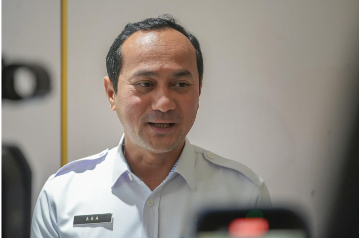 Penguatan Good Governance di Sekretariat DPRD February 11, 2026 5:28 pm Penandatanganan Nota Kesepakatan antara Pemerintah Provinsi DKI Jakarta dan Badan Pengawasan Keuangan dan Pembangunan (BPKP) menjadi momentum penting dalam penguatan tata kelola pemerintahan. Khususnya di lingkungan Sekretariat DPRD DKI Jakarta. Sekretaris DPRD DKI Jakarta Augustinus menegaskan, kerja sama itu membuka ruang kolaborasi yang lebih intensif antara Pemprov DKI dan BPKP. “Dengan penandatanganan ini, artinya kita dapat bekerja sama dengan baik bersama BPKP,” ujar Augustinus di Balaikota, Rabu (11/2). Ia menyatakan, Sekretariat DPRD akan memanfaatkan kerja sama tersebut untuk memperoleh pendampingan dalam berbagai aspek pengelolaan kegiatan. “Pendampingan dalam setiap proses perencanaan, penganggaran, dan pelaksanaan kegiatan di Sekretariat DPRD,” tutur pria yang akrab disapa Aga itu. Ia juga menekankan, disiplin aparatur sangat penting dalam menjalankan tugas sesuai aturan berlaku. “Kami tidak henti-hentinya juga untuk mengingatkan para pejabat, kepala bagian, dan kepala subbagian untuk tetap bekerja sesuai dengan standar prosedur yang ada,” tutur Aga. Ia mengakui, masih terdapat sejumlah tantangan. Khususnya dalam hal administrasi dan dokumentasi kegiatan. Dengan adanya pendampingan dari BPKP, kualitas pertanggungjawaban keuangan di Sekretariat DPRD DKI Jakarta dapat semakin meningkat. “Semoga bisa menjadi lebih baik, lebih sempurna lagi dalam kita melakukan pertanggung jawaban keuangan,” pungkas Aga. (gie/df)