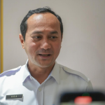 Tata Kelola Pemerintahan menuju Jakarta Kota Global February 11, 2026 5:02 pm Sekretaris DPRD DKI Jakarta Augustinus menyaksikan penandatanganan Nota Kesepakatan (MoU) antara Pemprov DKI dengan Badan Pengawasan Keuangan dan Pembangunan tentang Penguatan Tata Kelola Pemerintahan menuju Jakarta Kota Global dan Berbudaya, Rabu (11/2). Penandatanganan Nota Kesepakatan yang dilakukan Gubernur DKI Jakarta Pramono Anung Wibowo dan Kepala Badan Pengawasan Keuangan dan Pembangunan (BPKP) Muhammad Yusuf Ateh di Baliakota DKI Jakarta. “Iya, pada hari ini tanggal 11 Februari 2026, kami menyaksikan penanda tanganan MOU antara BPKP dan Pemprov DKI,” ujar pria yang akrab disapa Aga itu. Menurut dia, penandatanganan ini merupakan langkah penting dan strategis dalam meningkatkan transparansi serta akuntabilitas pengelolaan keuangan daerah. Memastikan juga tata kelola pemerintahan berjalan sesuai prinsip good governance. Sekretaris DPRD DKI Jakarta Augustinus. (dok.DDJP) “Ini suatu upaya yang baik sekali dari Pak Gubernur untuk tetap menjaga transparansi, akuntabilitas keuangan yang lebih transparan,” kata Aga. Ia menjelaskan, Sekretariat DPRD DKI Jakarta akan menindaklanjuti kerja sama tersebut dengan melibatkan BPKP secara aktif dalam proses internal. “Kami menindaklanjutinya di Sekretariat DPRD dengan meminta kepada BPKP untuk mendapatkan pendampingan,” ucap Aga. Pendampingan tersebut mencakup seluruh tahapan kegiatan. Mulai dari perencanaan hingga pelaporan, guna mewujudkan pengelolaan administrasi dan keuangan yang lebih tertib, akuntabel, serta berkelanjutan. Sementara itu, Gubernur DKI Jakarta Pramono Anung Wibowo mengatakan, kerja sama itu untuk penguatan tata kelola pemerintahan menuju Jakarta kota global dan berbudaya. Ia menyatakan, Pemprov siap membuka diri seluas-luasnya untuk selalu mendapat pengawasan, atensi, dan monitoring oleh BPKP. “Saya sudah menyampaikan kepada Kepala BPKP Jakarta, kami memberikan dan mempersilahkan semua proses dilakukan, karena ini bagian dari transparansi,” pungkas Pramono. (gie/df)