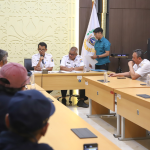 Ahli Waris Almarhum Daam Bin Nasairin Sampaikan Aspirasi February 11, 2026 5:52 pm Sekretariat DPRD DKI Jakarta menerima perwakilan ahli waris Almarhum Daam Bin Nasairin yang berujuk rasa di Gedung DPRD DKI Jakarta, Rabu (11/2). Aksi tersebut terkait permasalahan pembayaran ganti rugi lahan milik almarhum yang berlokasi di Jalan Jenderal Ahmad Yani dan Jalan Raya Pramuka, Cempaka Putih, Jakarta Pusat. Kepala Bagian Produk Hukum dan Persidangan Nur Achmad menerima perwakilan ahli waris didampingi Kepala Bagian Umum Asril Pinayungan, Kepala Subbagian Publikasi dan Informasi Tri Indra Gunawan, Kepala Subbagian Rumah Tangga Alex Trioso, serta Kepala Subbagian Aspirasi dan Pengolahan Data Priyambodo beserta jajaran. Dalam pertemuan itu, Nur Achmad memastikan seluruh aspirasi tercatat dan tersampaikan ke pimpinan DPRD DKI Jakarta, serta komisi terkait. Kepala Bagian Produk Hukum dan Persidangan Nur Achmad bersama jajaran Sekretariat DPRD DKI Jakarta menerima perwakilan ahli waris Almarhum Daam Bin Nasairin. (dok.DDJP) Ia menegaskan, Sekretariat DPRD DKI Jakarta menjadikan persoalan itu sebagai prioritas tindak lanjut, sesuai kapasitas dan kewenangan. Berdasarkan arahan dari Sekretaris DPRD DKI Jakarta, ungkap Nur Achmad, harus merespons cepat setiap laporan yang masuk. “Ini nanti akan kami ada di notulensi, akan kami bantu apa yang keinginan Bapak, akan kami sampaikan ke pak ketua DPRD, Pak Khoirudin. Kami teruskan juga, kami sampaikan juga laporannya ke ketua Komisi C dan ke ketua Komisi D,” ujar Nur Achmad di Gedung DPRD DKI Jakarta, Rabu (11/2). Pada kesempatan yang sama, perwakilan ahli waris bernama Budianingsih menegaskan, tuntutan utama pihaknya adalah pembayaran ganti rugi lahan yang hingga kini belum terselesaikan. Ia berharap, DPRD DKI Jakarta dapat memfasilitasi penyelesaian persoalan tersebut sehingga hak ahli waris dapat segera dipenuhi. Menurut dia, keluarga hanya menginginkan kepastian dan penyelesaian yang jelas atas permasalahan yang telah berlangsung cukup lama. “Sebenarnya kami ini cuma satu pak, tuntutan kami itu dibayar. Bagaimanapun prosesnya di DPRD ini, silahkan Bapak-Bapak Dewan atau Ketua DPRD atau bagian Anggaran atau siapa pun itu, silahkan melakukan prosesnya,” kata dia. (yla/df)