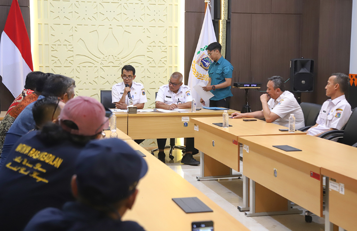 Ahli Waris Almarhum Daam Bin Nasairin Sampaikan Aspirasi February 11, 2026 5:52 pm Sekretariat DPRD DKI Jakarta menerima perwakilan ahli waris Almarhum Daam Bin Nasairin yang berujuk rasa di Gedung DPRD DKI Jakarta, Rabu (11/2). Aksi tersebut terkait permasalahan pembayaran ganti rugi lahan milik almarhum yang berlokasi di Jalan Jenderal Ahmad Yani dan Jalan Raya Pramuka, Cempaka Putih, Jakarta Pusat. Kepala Bagian Produk Hukum dan Persidangan Nur Achmad menerima perwakilan ahli waris didampingi Kepala Bagian Umum Asril Pinayungan, Kepala Subbagian Publikasi dan Informasi Tri Indra Gunawan, Kepala Subbagian Rumah Tangga Alex Trioso, serta Kepala Subbagian Aspirasi dan Pengolahan Data Priyambodo beserta jajaran. Dalam pertemuan itu, Nur Achmad memastikan seluruh aspirasi tercatat dan tersampaikan ke pimpinan DPRD DKI Jakarta, serta komisi terkait. Kepala Bagian Produk Hukum dan Persidangan Nur Achmad bersama jajaran Sekretariat DPRD DKI Jakarta menerima perwakilan ahli waris Almarhum Daam Bin Nasairin. (dok.DDJP) Ia menegaskan, Sekretariat DPRD DKI Jakarta menjadikan persoalan itu sebagai prioritas tindak lanjut, sesuai kapasitas dan kewenangan. Berdasarkan arahan dari Sekretaris DPRD DKI Jakarta, ungkap Nur Achmad, harus merespons cepat setiap laporan yang masuk. “Ini nanti akan kami ada di notulensi, akan kami bantu apa yang keinginan Bapak, akan kami sampaikan ke pak ketua DPRD, Pak Khoirudin. Kami teruskan juga, kami sampaikan juga laporannya ke ketua Komisi C dan ke ketua Komisi D,” ujar Nur Achmad di Gedung DPRD DKI Jakarta, Rabu (11/2). Pada kesempatan yang sama, perwakilan ahli waris bernama Budianingsih menegaskan, tuntutan utama pihaknya adalah pembayaran ganti rugi lahan yang hingga kini belum terselesaikan. Ia berharap, DPRD DKI Jakarta dapat memfasilitasi penyelesaian persoalan tersebut sehingga hak ahli waris dapat segera dipenuhi. Menurut dia, keluarga hanya menginginkan kepastian dan penyelesaian yang jelas atas permasalahan yang telah berlangsung cukup lama. “Sebenarnya kami ini cuma satu pak, tuntutan kami itu dibayar. Bagaimanapun prosesnya di DPRD ini, silahkan Bapak-Bapak Dewan atau Ketua DPRD atau bagian Anggaran atau siapa pun itu, silahkan melakukan prosesnya,” kata dia. (yla/df)