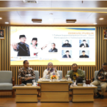 Legislator Apresiasi Setahun Pram-Rano February 12, 2026 8:05 am Wakil Ketua DPRD DKI Jakarta Rany Mauliani menilai, belum bisa mengevaluasi secara menyeluruh kinerja Gubernur Pramono Anung dan Wakil Gubernur Rano Karno dalam setahun ini. Menurut dia, satu tahun merupakan periode yang terlalu singkat untuk mengevaluasi seluruh program Pemerintah Provinsi (Pemprov) DKI Jakarta. Apalagi menuntaskan program prioritas, seperti banjir dan macet. “Satu tahun tuh waktu yang masih diukur sedikit untuk sebuah proses pekerjaan,” ujar Rany usai menghadiri Diskusi Publik 1 Tahun Kepemimpinan Pram-Doel di Aula PSD HB Jassin, Taman Ismail Marzuki, Jakarta Pusat, Selasa (10/2). Meski demikian, Rany mengapresiasi kinerja Pemprov DKI Jakarta selama setahun di bawah kepemimpinan Pramono dan Rano Karno. Menunjukkan respons cepat terhadap kebutuhan masyarakat. Namun, lanjut Rany, penanganan banjir dan kemacetan kendaraan di kota Jakarta memerlukan kerja kolaboratif lintas wilayah. Terutama daerah penyangga yang meliputi Bogor, Depok, Tangerang, Bekasi. “Permasalahan banjir, permasalahan macet, itu memang harus jadi konsen kita bersama dan harus berkolaborasi dengan kota-kota seputar kita juga,” tambah dia. Selain itu, Rany menyoroti terkait implementasi penebusan ijazah yang masih tertahan di sekolah swasta. Menurut Rany masih ditangani berdasarkan aduan dari masyarakat dan belum adanya aturan baku yang pasti. “Penebusan ijazah itu kan biasanya case by case, memang belum bisa dibuat otomatis karena belum ada Perda, belum ada Pergub atau segala macamnya,” kata Rany. “Jadi masih berdasarkan aduan masyarakat,” jelas dia. Ia menjelaskan, hingga kini hanya Badan Amil Zakat Nasional (Baznas) yang kerap membantu dalam menangani penebusan ijazah. Namun kata Rany, kriterianya bisa berbeda-beda dalam setiap kasusnya. “Untuk siswa yang ijazahnya tertahan di sekolah swasta, sekarang kita sedang proses penggratisan juga secara bertahap. Belum semua sekolah swasta,” imbuh Rany. Sehubungan itu, Rany mengapresiasi Forum Pemuda Peduli Jakarta (FPPJ) yang telah menyelenggarakan dialog publik atas setahun kinerja Pram-Rano. Ia menegaskan, diskusi publik tersebut dapat menjadi wawasan dan aspirasi bisa lebih yang optimal. “Saya apresiasi dialog-dialog seperti ini daripada harus berteriak-teriak, anarkis, demo. siapa tahu dari perkumpulan ini akhirnya ada solusi yang bisa kita sampaikan ke Pemprov atau DPRD,” pungkasnya Adapun diskusi publik tersebut dihadiri , Wakil Ketua DPRD Provinsi DKI Jakarta Basri Baco, Staf Khusus Gubernur DKI Jakarta Chico Hakim, Kepala BP BUMD DKI Jakarta Syaefuloh Hidayat, dan Kepala Badan Kesatuan Bangsa dan Politik (Kesbangpol) DKI Jakarta Muhamad Matsani. (apn/df)