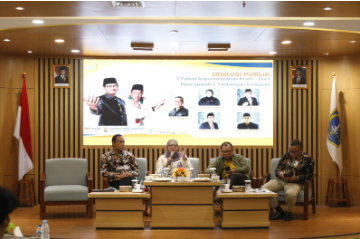 Legislator Apresiasi Setahun Pram-Rano February 12, 2026 8:05 am Wakil Ketua DPRD DKI Jakarta Rany Mauliani menilai, belum bisa mengevaluasi secara menyeluruh kinerja Gubernur Pramono Anung dan Wakil Gubernur Rano Karno dalam setahun ini. Menurut dia, satu tahun merupakan periode yang terlalu singkat untuk mengevaluasi seluruh program Pemerintah Provinsi (Pemprov) DKI Jakarta. Apalagi menuntaskan program prioritas, seperti banjir dan macet. “Satu tahun tuh waktu yang masih diukur sedikit untuk sebuah proses pekerjaan,” ujar Rany usai menghadiri Diskusi Publik 1 Tahun Kepemimpinan Pram-Doel di Aula PSD HB Jassin, Taman Ismail Marzuki, Jakarta Pusat, Selasa (10/2). Meski demikian, Rany mengapresiasi kinerja Pemprov DKI Jakarta selama setahun di bawah kepemimpinan Pramono dan Rano Karno. Menunjukkan respons cepat terhadap kebutuhan masyarakat. Namun, lanjut Rany, penanganan banjir dan kemacetan kendaraan di kota Jakarta memerlukan kerja kolaboratif lintas wilayah. Terutama daerah penyangga yang meliputi Bogor, Depok, Tangerang, Bekasi. “Permasalahan banjir, permasalahan macet, itu memang harus jadi konsen kita bersama dan harus berkolaborasi dengan kota-kota seputar kita juga,” tambah dia. Selain itu, Rany menyoroti terkait implementasi penebusan ijazah yang masih tertahan di sekolah swasta. Menurut Rany masih ditangani berdasarkan aduan dari masyarakat dan belum adanya aturan baku yang pasti. “Penebusan ijazah itu kan biasanya case by case, memang belum bisa dibuat otomatis karena belum ada Perda, belum ada Pergub atau segala macamnya,” kata Rany. “Jadi masih berdasarkan aduan masyarakat,” jelas dia. Ia menjelaskan, hingga kini hanya Badan Amil Zakat Nasional (Baznas) yang kerap membantu dalam menangani penebusan ijazah. Namun kata Rany, kriterianya bisa berbeda-beda dalam setiap kasusnya. “Untuk siswa yang ijazahnya tertahan di sekolah swasta, sekarang kita sedang proses penggratisan juga secara bertahap. Belum semua sekolah swasta,” imbuh Rany. Sehubungan itu, Rany mengapresiasi Forum Pemuda Peduli Jakarta (FPPJ) yang telah menyelenggarakan dialog publik atas setahun kinerja Pram-Rano. Ia menegaskan, diskusi publik tersebut dapat menjadi wawasan dan aspirasi bisa lebih yang optimal. “Saya apresiasi dialog-dialog seperti ini daripada harus berteriak-teriak, anarkis, demo. siapa tahu dari perkumpulan ini akhirnya ada solusi yang bisa kita sampaikan ke Pemprov atau DPRD,” pungkasnya Adapun diskusi publik tersebut dihadiri , Wakil Ketua DPRD Provinsi DKI Jakarta Basri Baco, Staf Khusus Gubernur DKI Jakarta Chico Hakim, Kepala BP BUMD DKI Jakarta Syaefuloh Hidayat, dan Kepala Badan Kesatuan Bangsa dan Politik (Kesbangpol) DKI Jakarta Muhamad Matsani. (apn/df)