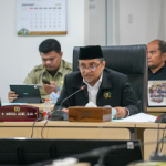 Ranperda P4GN, Usul Alokasikan 0,5 Persen APBD untuk Rehabilitasi Narkoba February 12, 2026 9:46 am Badan Pembentukan Peraturan Daerah (Bapemperda) DPRD DKI Jakarta menuntaskan pembahasan Rancangan Peraturan Daerah (Ranperda) tentang Fasilitasi Pencegahan dan Pemberantasan Penyalahgunaan serta Peredaran Gelap Narkotika dan Prekursor Narkotika (P4GN). Pemantapan Ranperda tersebut dilakukan dalam rapat kerja bersama eksekutif di Gedung DPRD DKI Jakarta, Selasa (10/2). Ketua Bapemperda DPRD DKI Jakarta Abdul Aziz mengatakan, terdapat sejumlah isu krusial yang menjadi fokus utama dalam pembahasan Ranperda P4GN, salah satunya terkait pendanaan. “Alhamdulillah, hari ini tanggal 10 Februari 2026, kami dari Bapemperda sudah menyelesaikan pembahasan mengenai Ranperda P4GN tentang narkoba. Ada beberapa hal yang menjadi isu krusial dalam pembahasan ini yang pertama adalah tentang pendanaan,” kata dia usai memimpin rapat kerja tersebut. Dalam Ranperda tersebut, Bapemperda mengusulkan alokasi anggaran sebesar 0,5 persen dari Anggaran Pendapatan dan Belanja Daerah (APBD) DKI Jakarta untuk mendukung pelaksanaan program P4GN. Menurut dia, anggaran tersebut tidak hanya diperuntukkan bagi upaya pencegahan, tetapi juga penanganan dan rehabilitasi korban penyalahgunaan narkoba. “Dan juga 0,5 persen itu akan digunakan untuk selain pencegahan juga untuk rehabilitasi karena problem yang sekarang menjadi banyak sekali di masyarakat adalah faktor rehabilitasi,” kata Abdul Aziz. Abdul Aziz menyoroti keterbatasan fasilitas rehabilitasi narkoba yang dimiliki negara saat ini. Ia menyebut, hingga kini hanya terdapat satu pusat rehabilitasi milik Badan Narkotika Nasional (BNN) Pusat yang berada di Lido, Jawa Barat. Akibat keterbatasan tersebut, banyak korban penyalahgunaan narkoba di Jakarta terpaksa menjalani rehabilitasi di panti swasta dengan biaya yang relatif mahal. Oleh karena itu, DPRD DKI Jakarta mendorong Pemerintah Provinsi DKI Jakarta untuk memiliki panti rehabilitasi narkoba sendiri. “Kami menginginkan bahwa kita punya semangat yang sama, baik dari Pemda DKI maupun DPRD Jakarta bahwa kita harus serius menangani narkoba termasuk pencegahan dan juga penanggulangan korban-korbannya melalui panti rehabilitasi untuk korban-korban narkoba yang Pemda DKI miliki sendiri,” kata dia. Dengan adanya fasilitas rehabilitasi milik Pemprov DKI Jakarta, Abdul Aziz berharap para korban penyalahgunaan narkoba dapat tertangani dengan lebih baik dan tidak lagi bergantung pada antrean rehabilitasi di BNN Pusat. “Sehingga nanti korban-korban narkoba juga bisa diperbaiki, direhabilitasi di panti tersebut dan kita tidak tergantung pada antrean dari rehabilitasi BNN Pusat,” tukas Abdul Aziz. (yla/df)