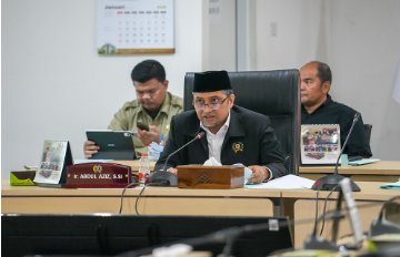 Ranperda P4GN, Usul Alokasikan 0,5 Persen APBD untuk Rehabilitasi Narkoba February 12, 2026 9:46 am Badan Pembentukan Peraturan Daerah (Bapemperda) DPRD DKI Jakarta menuntaskan pembahasan Rancangan Peraturan Daerah (Ranperda) tentang Fasilitasi Pencegahan dan Pemberantasan Penyalahgunaan serta Peredaran Gelap Narkotika dan Prekursor Narkotika (P4GN). Pemantapan Ranperda tersebut dilakukan dalam rapat kerja bersama eksekutif di Gedung DPRD DKI Jakarta, Selasa (10/2). Ketua Bapemperda DPRD DKI Jakarta Abdul Aziz mengatakan, terdapat sejumlah isu krusial yang menjadi fokus utama dalam pembahasan Ranperda P4GN, salah satunya terkait pendanaan. “Alhamdulillah, hari ini tanggal 10 Februari 2026, kami dari Bapemperda sudah menyelesaikan pembahasan mengenai Ranperda P4GN tentang narkoba. Ada beberapa hal yang menjadi isu krusial dalam pembahasan ini yang pertama adalah tentang pendanaan,” kata dia usai memimpin rapat kerja tersebut. Dalam Ranperda tersebut, Bapemperda mengusulkan alokasi anggaran sebesar 0,5 persen dari Anggaran Pendapatan dan Belanja Daerah (APBD) DKI Jakarta untuk mendukung pelaksanaan program P4GN. Menurut dia, anggaran tersebut tidak hanya diperuntukkan bagi upaya pencegahan, tetapi juga penanganan dan rehabilitasi korban penyalahgunaan narkoba. “Dan juga 0,5 persen itu akan digunakan untuk selain pencegahan juga untuk rehabilitasi karena problem yang sekarang menjadi banyak sekali di masyarakat adalah faktor rehabilitasi,” kata Abdul Aziz. Abdul Aziz menyoroti keterbatasan fasilitas rehabilitasi narkoba yang dimiliki negara saat ini. Ia menyebut, hingga kini hanya terdapat satu pusat rehabilitasi milik Badan Narkotika Nasional (BNN) Pusat yang berada di Lido, Jawa Barat. Akibat keterbatasan tersebut, banyak korban penyalahgunaan narkoba di Jakarta terpaksa menjalani rehabilitasi di panti swasta dengan biaya yang relatif mahal. Oleh karena itu, DPRD DKI Jakarta mendorong Pemerintah Provinsi DKI Jakarta untuk memiliki panti rehabilitasi narkoba sendiri. “Kami menginginkan bahwa kita punya semangat yang sama, baik dari Pemda DKI maupun DPRD Jakarta bahwa kita harus serius menangani narkoba termasuk pencegahan dan juga penanggulangan korban-korbannya melalui panti rehabilitasi untuk korban-korban narkoba yang Pemda DKI miliki sendiri,” kata dia. Dengan adanya fasilitas rehabilitasi milik Pemprov DKI Jakarta, Abdul Aziz berharap para korban penyalahgunaan narkoba dapat tertangani dengan lebih baik dan tidak lagi bergantung pada antrean rehabilitasi di BNN Pusat. “Sehingga nanti korban-korban narkoba juga bisa diperbaiki, direhabilitasi di panti tersebut dan kita tidak tergantung pada antrean dari rehabilitasi BNN Pusat,” tukas Abdul Aziz. (yla/df)