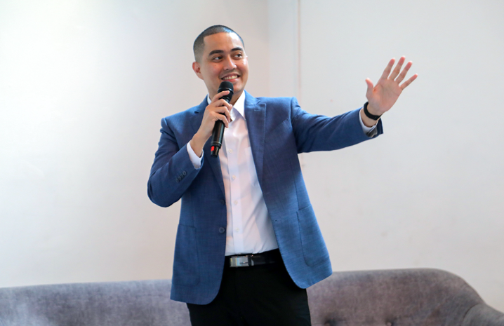 Butuh Komitmen Bersama untuk Kembalikan Fungsi Trotoar February 12, 2026 10:03 am Pengembalian fungsi trotoar sepenuhnya bagi pejalan kaki sebagai langkah konkret menekan pencemaran udara di Jakarta. Demikian ungkap Wakil Ketua DPRD DKI Jakarta Wibi Andrino. Menurut politisi Partai NasDem itu, optimalisasi trotoar juga menjadi kunci mendorong masyarakat beralih dari kendaraan pribadi ke transportasi umum. Wibi menyampaikan hal itu dalam Town Hall Meeting bertajuk “Dialog PR Jakarta: Dengar Warga, Kerja Nyata untuk Udara Bersih” oleh Bicara Udara di Kebayoran Baru, Jakarta Selatan, Selasa (10/2). “Saya sampaikan kepada pak gubernur (Pramono Anung) bahwa kita ingin trotoar bisa digunakan oleh para pejalan kaki secara merdeka,” ujar Wibi. Wakil Ketua DPRD DKI Jakarta Wibi Andrino. (dok.DDJP) Ia menegaskan, memulai pengendalian pencemaran udara harus dari akses dasar menuju moda transportasi publik. Wibi menegaskan, masyarakat tidak akan beralih ke transportasi umum jika akses berjalan kaki menuju halte, stasiun, atau kawasan transit belum aman dan nyaman. “Kalau ingin mengurangi pencemaran udara, maka kita harus mendorong peralihan ke transportasi umum. Untuk itu, akses jalannya harus tersedia dan merata,” tandas dia. Wibi menilai, konsep first mile dan last mile di Jakarta masih belum optimal. Banyak kondisi trotoar yang sempit dan tidak steril. Bahkan terdapat parkir liar dan aktivitas pedagang kaki lima. “Bagaimana masyarakat bisa menuju halte atau stasiun MRT jika berjalan kaki saja masih sulit. Ini tantangan bersama yang harus segera diselesaikan,” tegas dia. Karena itu, ia mengajak Pemprov DKI mengembalikan fungsi trotoar sebagai komitmen bersama legislatif dan eksekutif. “Kita bangun, kita jaga, dan kita revitalisasi agar masyarakat nyaman menuju transportasi umum,” tukas Wibi. (red)