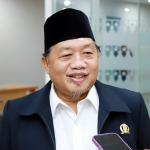 Pertengahan 2026, JPO Depan Kampus LIPIA Dibangun February 12, 2026 1:00 pm Pembangunan Jembatan Penyeberangan Orang (JPO) di depan Kampus Lembaga Ilmu Pengetahuan Islam dan Arab (LIPIA) dipastikan dimulai pertengahan 2026. Kepastian itu merupakan kesepakatan dari pertemuan antara pihak LIPIA, Dinas Bina Marga, dan Anggota Komisi D DPRD DKI Jakarta Abdurrahman Suhaimi pada Selasa (10/2). Usulan JPO telah disuarakan sejak kecelakaan lalu lintas yang menewaskan mahasiswa LIPIA pada 2015, akibat ketiadaan fasilitas penyeberangan. “Tragedi itu pengingat bahwa keselamatan pejalan kaki di kawasan pendidikan tidak bisa diabaikan,” ujar Suhaimi. Anggota Komisi D DPRD DKI Jakarta Abdurrahman Suhaimi. (dok.DDJP) Ia meminta pembangunan tidak kembali tertunda. “Jangan sampai tertunda. JPO ini sangat dibutuhkan agar kejadian serupa tak terulang,” tegas politisi PKS itu. Kepala Bidang Prasarana dan Sarana Utilitas Kota Dinas Bina Marga DKI Jakarta Imam Adi Nugraha menyampaikan, proyek akan berjalan pada Mei 2026. Durasi pekerjaan sekitar delapan bulan. “JPO akan menghubungkan trotoar Kampus LIPIA dengan trotoar di seberangnya, Jalan Warung Jati Barat,” terang Imam. (red)