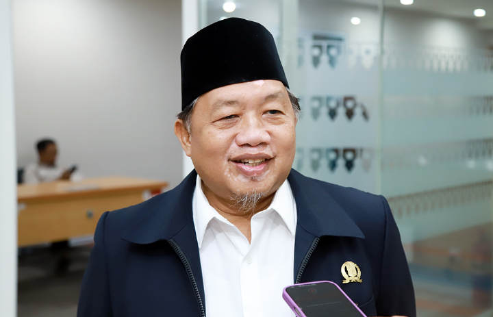 Pertengahan 2026, JPO Depan Kampus LIPIA Dibangun February 12, 2026 1:00 pm Pembangunan Jembatan Penyeberangan Orang (JPO) di depan Kampus Lembaga Ilmu Pengetahuan Islam dan Arab (LIPIA) dipastikan dimulai pertengahan 2026. Kepastian itu merupakan kesepakatan dari pertemuan antara pihak LIPIA, Dinas Bina Marga, dan Anggota Komisi D DPRD DKI Jakarta Abdurrahman Suhaimi pada Selasa (10/2). Usulan JPO telah disuarakan sejak kecelakaan lalu lintas yang menewaskan mahasiswa LIPIA pada 2015, akibat ketiadaan fasilitas penyeberangan. “Tragedi itu pengingat bahwa keselamatan pejalan kaki di kawasan pendidikan tidak bisa diabaikan,” ujar Suhaimi. Anggota Komisi D DPRD DKI Jakarta Abdurrahman Suhaimi. (dok.DDJP) Ia meminta pembangunan tidak kembali tertunda. “Jangan sampai tertunda. JPO ini sangat dibutuhkan agar kejadian serupa tak terulang,” tegas politisi PKS itu. Kepala Bidang Prasarana dan Sarana Utilitas Kota Dinas Bina Marga DKI Jakarta Imam Adi Nugraha menyampaikan, proyek akan berjalan pada Mei 2026. Durasi pekerjaan sekitar delapan bulan. “JPO akan menghubungkan trotoar Kampus LIPIA dengan trotoar di seberangnya, Jalan Warung Jati Barat,” terang Imam. (red)