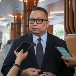 Peningkatan Rute dan Layanan, Komisi B Apresiasi Transjakarta February 12, 2026 1:48 pm Ketua Komisi B DPRD DKI Jakarta Nova Harivan Paloh mengapresiasi capaian Transjakarta dalam menarik pengguna kendaraan pribadi beralih ke transportasi umum. Namun, menurut Nova menilai masih ada ruang peningkatan. Terutama pada diversifikasi rute, kenyamanan, dan keamanan. “Rute Blok M–Bandara pasti ada dampaknya. Ke depan perlu rute baru yang lebih efektif dan beragam,” ujar Nova usai Diseminasi Kajian Dampak Ekonomi Transjakarta di UI Salemba, Rabu (11/2). Ia menyoroti, kepadatan penumpang saat jam sibuk yang kerap memicu ketidaknyamanan. Karena itu, waktu tunggu antararmada (headway) harus menjadi perhatian. Ketua Komisi B DPRD DKI Jakarta Nova Harivan Paloh. (dok.DDJP) “Headway harus dijaga agar tidak terjadi penumpukan, terutama di layanan non-BRT,” ujar dia. Nova juga menyinggung keluhan warga terkait reaktivasi kartu transportasi gratis bagi 15 golongan yang masih harus ke kantor Bank Jakarta. “Harus ada inovasi, tidak perlu ke bank. Bisa dari rumah lewat aplikasi atau solusi lain,” tandas politisi Partai NasDem itu. Sebelumnya, kajian LPEM FEB UI mencatat setiap Rp1 triliun subsidi Transjakarta menghasilkan output ekonomi Rp.2,7 triliun. Selain itu, layanan ini menghemat 1,8 juta jam perjalanan komuter per tahun dengan nilai manfaat Rp.111,2 miliar. (red)