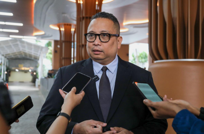 Peningkatan Rute dan Layanan, Komisi B Apresiasi Transjakarta February 12, 2026 1:48 pm Ketua Komisi B DPRD DKI Jakarta Nova Harivan Paloh mengapresiasi capaian Transjakarta dalam menarik pengguna kendaraan pribadi beralih ke transportasi umum. Namun, menurut Nova menilai masih ada ruang peningkatan. Terutama pada diversifikasi rute, kenyamanan, dan keamanan. “Rute Blok M–Bandara pasti ada dampaknya. Ke depan perlu rute baru yang lebih efektif dan beragam,” ujar Nova usai Diseminasi Kajian Dampak Ekonomi Transjakarta di UI Salemba, Rabu (11/2). Ia menyoroti, kepadatan penumpang saat jam sibuk yang kerap memicu ketidaknyamanan. Karena itu, waktu tunggu antararmada (headway) harus menjadi perhatian. Ketua Komisi B DPRD DKI Jakarta Nova Harivan Paloh. (dok.DDJP) “Headway harus dijaga agar tidak terjadi penumpukan, terutama di layanan non-BRT,” ujar dia. Nova juga menyinggung keluhan warga terkait reaktivasi kartu transportasi gratis bagi 15 golongan yang masih harus ke kantor Bank Jakarta. “Harus ada inovasi, tidak perlu ke bank. Bisa dari rumah lewat aplikasi atau solusi lain,” tandas politisi Partai NasDem itu. Sebelumnya, kajian LPEM FEB UI mencatat setiap Rp1 triliun subsidi Transjakarta menghasilkan output ekonomi Rp.2,7 triliun. Selain itu, layanan ini menghemat 1,8 juta jam perjalanan komuter per tahun dengan nilai manfaat Rp.111,2 miliar. (red)