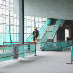 Pembangunan Stasiun LRT Fase 1B Manggarai Atasi Kemacetan dan Emisi Karbon February 12, 2026 3:38 pm Anggota Komisi B DPRD DKI Jakarta Dwi Rio Sambodo mengapresiasi PT Jakarta Propertindo (Jakpro) bersama Pemerintah Provinsi (Pemprov) DKI atas komitmennya mempercepat pembangunan Stasiun LRT Fase 1B Manggarai. Menurut Rio, pengembangan kawasan Transit Oriented Development (TOD) merupakan langkah strategis agar KRL, Kereta Api Bandara, dan Transjakarta dapat terintegrasi secara modern dan efisien. Dengan begitu, pembangunan stasiun LRT Fase 1B Manggarai berpotensi mengurangi kemacetan di sejumlah wilayah. Termasuk menekan laju dekarbonisasi dari sektor transportasi. Apalagi, lanjut Rio, dukungan itu datang langsung dari Gubernur DKI Jakarta. Tentu hal itu menjadi sinyal politik yang kuat bagi percepatan proyek strategis tersebut. Dengan begitu, ia memastikan mengawal secara ketat proses perencanaan hingga pelaksanaan pembangunan Stasiun LRT Fase 1 B Manggarai. Sehingga tercipta integrasi teknis yang benar-benar tersambung langsung atau seamless connectivity dengan Stasiun Manggarai milik Kementerian Perhubungan (Kemenhub). “Perlu ada MoU teknis yang mengikat antara Pemprov DKI atau Jakpro dengan Kemenhub,” ujar Rio, Rabu (11/2). Anggota Komisi B DPRD DKI Jakarta Dwi Rio Sambodo. (dok.DDJP) “Kami akan mendorong pengawasan langsung secara berkala untuk memastikan jarak dan kenyamanan perpindahan penumpang,” tambah dia. Lebih lanjut, sambung Rio, Jakpro juga perlu mengutamakan kenyamanan,keamanan, saat penumpang melakukan perpindahan antarmoda. Sehingga tidak memerlukan jarak jalan kaki lebih dari 300 meter. Selain aspek teknis, Rio menyoroti pentingnya kebijakan TOD yang inklusif dan berpihak pada masyarakat lokal Manggarai. Untuk itu diperlukan regulasi, baik melalui Peraturan Gubernur (Pergub) maupun Peraturan Daerah (Perda), mewajibkan alokasi ruang komersial khusus bagi UMKM lokal di kawasan TOD. “UMKM lokal harus diberi ruang. Tidak hanya tempat usaha, tetapi juga pelatihan, pendampingan, dan skema sewa yang terjangkau agar mereka siap bersaing,” jelas dia. Dengan begitu, Rio menekankan, seluruh proses pembangunan, hingga pemilihan mitra strategis, harus secara transparan dan melibatkan partisipasi masyarakat. Sosialisasi aktif oleh Jakpro demi menjaga karakter sosial kawasan Manggarai. Lebih lanjut, Rio mendorong Pemprov DKI menyiapkan kebijakan insentif terintegrasi. Tujuannya, meningkatkan minat masyarakat menggunakan transportasi publik. Insentif tersebut, lanjut Rio, antara lain berupa tarif terintegrasi dengan sistem tarif flat atau diskon menarik bagi pengguna yang berpindah moda di Manggarai. Selain itu, Rio menilai fasilitas park and ride yang efisien dengan tarif terjangkau juga penting bagi pengguna kendaraan pribadi yang ingin beralih ke transportasi umum. Oleh karena itu, ia menekankan perlunya kampanye publik yang masif mengenai kemudahan, kenyamanan. Termasuk dampak positif transportasi umum terintegrasi terhadap lingkungan dan efisiensi waktu perjalanan. Rio mengingatkan bahwa tingginya intensitas integrasi moda di Manggarai harus diimbangi dengan sistem pengelolaan kerumunan yang baik. Beberapa aspek yang perlu diperhatikan di antaranya, crowd management, pengawasan CCTV terpadu, serta ketersediaan petugas keamanan yang memadai. Menjadi bagian dari desain dan anggaran proyek. “Komisi B akan memastikan aspek keselamatan dan kenyamanan penumpang benar-benar diperhatikan,” tegas dia. Dengan demikian, Rio memastikan DPRD DKI melalui Komisi B berencana melakukan evaluasi berkala. Evaluasi tersebut akan mencakup dampak sosial-ekonomi bagi warga sekitar, tingkat penggunaan integrasi moda, serta efektivitasnya dalam mengurangi kemacetan dan emisi. “Hasil evaluasi ini akan menjadi dasar penyempurnaan kebijakan TOD di stasiun-stasiun lainnya di Jakarta,” pungkas Rio. (apn/df)
