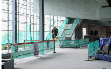 Pembangunan Stasiun LRT Fase 1B Manggarai Atasi Kemacetan dan Emisi Karbon February 12, 2026 3:38 pm Anggota Komisi B DPRD DKI Jakarta Dwi Rio Sambodo mengapresiasi PT Jakarta Propertindo (Jakpro) bersama Pemerintah Provinsi (Pemprov) DKI atas komitmennya mempercepat pembangunan Stasiun LRT Fase 1B Manggarai. Menurut Rio, pengembangan kawasan Transit Oriented Development (TOD) merupakan langkah strategis agar KRL, Kereta Api Bandara, dan Transjakarta dapat terintegrasi secara modern dan efisien. Dengan begitu, pembangunan stasiun LRT Fase 1B Manggarai berpotensi mengurangi kemacetan di sejumlah wilayah. Termasuk menekan laju dekarbonisasi dari sektor transportasi. Apalagi, lanjut Rio, dukungan itu datang langsung dari Gubernur DKI Jakarta. Tentu hal itu menjadi sinyal politik yang kuat bagi percepatan proyek strategis tersebut. Dengan begitu, ia memastikan mengawal secara ketat proses perencanaan hingga pelaksanaan pembangunan Stasiun LRT Fase 1 B Manggarai. Sehingga tercipta integrasi teknis yang benar-benar tersambung langsung atau seamless connectivity dengan Stasiun Manggarai milik Kementerian Perhubungan (Kemenhub). “Perlu ada MoU teknis yang mengikat antara Pemprov DKI atau Jakpro dengan Kemenhub,” ujar Rio, Rabu (11/2). Anggota Komisi B DPRD DKI Jakarta Dwi Rio Sambodo. (dok.DDJP) “Kami akan mendorong pengawasan langsung secara berkala untuk memastikan jarak dan kenyamanan perpindahan penumpang,” tambah dia. Lebih lanjut, sambung Rio, Jakpro juga perlu mengutamakan kenyamanan,keamanan, saat penumpang melakukan perpindahan antarmoda. Sehingga tidak memerlukan jarak jalan kaki lebih dari 300 meter. Selain aspek teknis, Rio menyoroti pentingnya kebijakan TOD yang inklusif dan berpihak pada masyarakat lokal Manggarai. Untuk itu diperlukan regulasi, baik melalui Peraturan Gubernur (Pergub) maupun Peraturan Daerah (Perda), mewajibkan alokasi ruang komersial khusus bagi UMKM lokal di kawasan TOD. “UMKM lokal harus diberi ruang. Tidak hanya tempat usaha, tetapi juga pelatihan, pendampingan, dan skema sewa yang terjangkau agar mereka siap bersaing,” jelas dia. Dengan begitu, Rio menekankan, seluruh proses pembangunan, hingga pemilihan mitra strategis, harus secara transparan dan melibatkan partisipasi masyarakat. Sosialisasi aktif oleh Jakpro demi menjaga karakter sosial kawasan Manggarai. Lebih lanjut, Rio mendorong Pemprov DKI menyiapkan kebijakan insentif terintegrasi. Tujuannya, meningkatkan minat masyarakat menggunakan transportasi publik. Insentif tersebut, lanjut Rio, antara lain berupa tarif terintegrasi dengan sistem tarif flat atau diskon menarik bagi pengguna yang berpindah moda di Manggarai. Selain itu, Rio menilai fasilitas park and ride yang efisien dengan tarif terjangkau juga penting bagi pengguna kendaraan pribadi yang ingin beralih ke transportasi umum. Oleh karena itu, ia menekankan perlunya kampanye publik yang masif mengenai kemudahan, kenyamanan. Termasuk dampak positif transportasi umum terintegrasi terhadap lingkungan dan efisiensi waktu perjalanan. Rio mengingatkan bahwa tingginya intensitas integrasi moda di Manggarai harus diimbangi dengan sistem pengelolaan kerumunan yang baik. Beberapa aspek yang perlu diperhatikan di antaranya, crowd management, pengawasan CCTV terpadu, serta ketersediaan petugas keamanan yang memadai. Menjadi bagian dari desain dan anggaran proyek. “Komisi B akan memastikan aspek keselamatan dan kenyamanan penumpang benar-benar diperhatikan,” tegas dia. Dengan demikian, Rio memastikan DPRD DKI melalui Komisi B berencana melakukan evaluasi berkala. Evaluasi tersebut akan mencakup dampak sosial-ekonomi bagi warga sekitar, tingkat penggunaan integrasi moda, serta efektivitasnya dalam mengurangi kemacetan dan emisi. “Hasil evaluasi ini akan menjadi dasar penyempurnaan kebijakan TOD di stasiun-stasiun lainnya di Jakarta,” pungkas Rio. (apn/df)