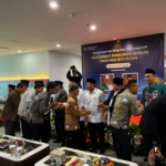 Sambut Ramadan, Perkuat Spiritual Aparatur February 12, 2026 2:13 pm Sekretariat DPRD DKI Jakarta menggelar peringatan Isra Miraj Nabi Muhammad SAW, sekaligus menyambut Ramadan 1447 Hijriah di Mushala Lantai X, DPRD DKI Jakarta, Kamis (12/2). Kegiatan itu menjadi bagian dari penguatan spiritual aparatur menjelang Ramadan. Kepala Bagian Produk Hukum dan Persidangan Sekretariat DPRD DKI Jakarta Nur Achmad menjelaskan, kegiatan tersebut sesuai arahan ketua DPRD. Menjadi bagian dari agenda pengajian rutin. Ia mengatakan, peringatan Isra Miraj dan persiapan Ramadan bermanfaat untuk memperkuat kesiapan mental dan spiritual pegawai. “Tujuannya agar kita kuat, sabar, dan memiliki persiapan dalam menjalankan ibadah puasa Ramadan,” ujar Nur. Ramadan, lanjut Nur, tidak boleh menjadi alasan turunnya produktivitas kerja. Meski agenda kedewanan tetap berjalan padat. “Ramadan datang setiap tahun dan tidak boleh mengurangi kinerja,” kata Nur. Ia mengingatkan, sangat penting menjaga keseimbangan antara pelaksanaan ibadah dan tanggung jawab pekerjaan di lingkungan Sekretariat DPRD. “Kita tetap harus kuat dan sabar menjalankan ibadah puasa. Sekaligus melaksanakan tugas-tugas kedinasan,” tambah Nur. Di akhir kegiatan, Nur berpesan kepada seluruh pegawai, baik Aparatur Sipil Negara (ASN), Penyedia Jasa Lainnya Perorangan (PJLP), maupun Tenaga Ahli (TA), agar tetap menjaga disiplin dan profesionalitas selama Ramadan. “Tetap jalankan ibadah dengan baik dan jaga disiplin,” pungkas Nur. (all/df)