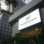 Sekretariat DPRD DKI Jakarta menuju Predikat Informatif February 13, 2026 10:03 am Komisi Informasi (KI) Provinsi DKI Jakarta mendorong peningkatan kualitas keterbukaan informasi publik di lingkungan Sekretariat DPRD DKI Jakarta yang selangkah lagi meraih predikat Informatif. Ketua Bidang Kelembagaan KI DKI Jakarta Aang Muhdi Gozali mengatakan, Sekretariat DPRD DKI Jakarta meraih nilai 86,4 pada E-Monev 2025. Terpaut 2,6 poin dari kategori Informatif. “Capaian itu menunjukkan bahwa Sekretariat DPRD DKI Jakarta memiliki modal yang kuat untuk naik ke kategori informatif,” ujar Aang di Jakarta, Kamis (12/2). KI DKI visitasi ke Kantor DPRD DKI Jakarta sebagai bagian dari penguatan peran Pejabat Pengelola Informasi dan Dokumentasi (PPID). Tidak hanya dalam persoalan kepatuhan secara administratif, namun menghadirkan layanan informasi yang berkualitas dan berdampak. “Rekomendasi yang kami sampaikan bukan sekadar catatan evaluatif, melainkan peta jalan perbaikan kinerja PPID ke depan,” kata Aang. Menurut dia, penilaian E-Monev kini berfokus pada kualitas layanan informasi. Termasuk kemudahan akses, relevansi, dan manfaat bagi masyarakat. Dari enam indikator, KI menyoroti aspek kualitas informasi, sarana dan prasarana, serta pelayanan publik yang perlu penguatan. Dalam kesempatan itu, KI DKI juga menyerahkan piagam penghargaan dengan predikat menuju Informatif kepada Sekretariat DPRD DKI Jakarta. PPID Sekretariat DPRD DKI Jakarta Diah mengapresiasi kunjungan dan rekomendasi tersebut. Tentunya menjadi rujukan untuk meningkatkan pelaksanaan E-monev 2026. “Agar pelayanan informasi publik semakin optimal,” tutur Diah. KI DKI siap memberikan pendampingan lanjutan. Penguatan kapasitas PPID dan optimalisasi media serta website resmi sebagai kanal informasi publik. Hadir dalam visitasi itu jajaran Sekretariat DPRD DKI Jakarta dan tenaga ahli. (red)