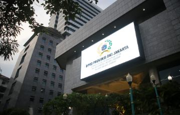 Sekretariat DPRD DKI Jakarta menuju Predikat Informatif February 13, 2026 10:03 am Komisi Informasi (KI) Provinsi DKI Jakarta mendorong peningkatan kualitas keterbukaan informasi publik di lingkungan Sekretariat DPRD DKI Jakarta yang selangkah lagi meraih predikat Informatif. Ketua Bidang Kelembagaan KI DKI Jakarta Aang Muhdi Gozali mengatakan, Sekretariat DPRD DKI Jakarta meraih nilai 86,4 pada E-Monev 2025. Terpaut 2,6 poin dari kategori Informatif. “Capaian itu menunjukkan bahwa Sekretariat DPRD DKI Jakarta memiliki modal yang kuat untuk naik ke kategori informatif,” ujar Aang di Jakarta, Kamis (12/2). KI DKI visitasi ke Kantor DPRD DKI Jakarta sebagai bagian dari penguatan peran Pejabat Pengelola Informasi dan Dokumentasi (PPID). Tidak hanya dalam persoalan kepatuhan secara administratif, namun menghadirkan layanan informasi yang berkualitas dan berdampak. “Rekomendasi yang kami sampaikan bukan sekadar catatan evaluatif, melainkan peta jalan perbaikan kinerja PPID ke depan,” kata Aang. Menurut dia, penilaian E-Monev kini berfokus pada kualitas layanan informasi. Termasuk kemudahan akses, relevansi, dan manfaat bagi masyarakat. Dari enam indikator, KI menyoroti aspek kualitas informasi, sarana dan prasarana, serta pelayanan publik yang perlu penguatan. Dalam kesempatan itu, KI DKI juga menyerahkan piagam penghargaan dengan predikat menuju Informatif kepada Sekretariat DPRD DKI Jakarta. PPID Sekretariat DPRD DKI Jakarta Diah mengapresiasi kunjungan dan rekomendasi tersebut. Tentunya menjadi rujukan untuk meningkatkan pelaksanaan E-monev 2026. “Agar pelayanan informasi publik semakin optimal,” tutur Diah. KI DKI siap memberikan pendampingan lanjutan. Penguatan kapasitas PPID dan optimalisasi media serta website resmi sebagai kanal informasi publik. Hadir dalam visitasi itu jajaran Sekretariat DPRD DKI Jakarta dan tenaga ahli. (red)