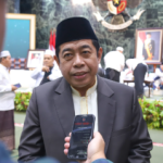 Subuh Berjemaah di Balaikota, Khoirudin: Pak Gubernur Sangat Perhatian kepada Umat February 13, 2026 1:27 pm Ketua DPRD DKI Jakarta Khoirudin mengapresiasi pemerintah provinsi yang menggelar Salat Subuh berjemaah, sekaligus Penutupan Pengajian Subuh bersama Para Habaib dan Alim Ulama dari seluruh wilayah DKI Jakarta, Jumat (13/2). Dalam sambutannya, Khoirudin menyampaikan, kegiatan itu jadi momentum penting. Kegiatan itu pertama kalinya sejak Khoirudin sebagai anggota dewan pada 2019. “Ada pengajian di Balai Agung. Luar biasa. Saya sangat mengapresiasi langkah pak gubernur,” ujar Khoirudin di Balaikota DKI Jakarta. Menurut Khoirudin, kegiatan itu menjadi bukti perhatian Pemprov DKI Jakarta terhadap kehidupan keagamaan masyarakat. Begitu pula rencana pelaksanaan Musabaqah Tilawatil Qur’an (MTQ) yang akan digelar mulai tingkat kelurahan, kecamatan, hingga kota dan provinsi. “Pak gubernur memang sangat perhatian kepada umat. Semoga beliau dijaga dan dimudahkan dalam menjalankan tugas ini,” tutur Khoirudin. Ia berharap, agar keragaman Jakarta terus terjaga. Menjadi sumber kekuatan bersama antara Pemprov DKI Jakarta dengan seluruh lapisan masyarakat. Hal itu menjadi bagian upaya Pemprov DKI Jakarta mewujudkan kota yang Baldatun Thoyyibatun Wa Rabbun Ghofur. “Jakarta ini milik kita bersama. Mari kita jaga Jakarta yang majemuk. Insya Allah, kalau kita semua beriman dan beramal soleh, Allah akan menurunkan berkah dari langit dan bumi,” pungkas dia. (apn/df)