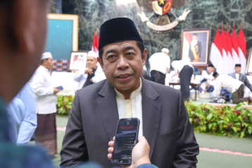Subuh Berjemaah di Balaikota, Khoirudin: Pak Gubernur Sangat Perhatian kepada Umat February 13, 2026 1:27 pm Ketua DPRD DKI Jakarta Khoirudin mengapresiasi pemerintah provinsi yang menggelar Salat Subuh berjemaah, sekaligus Penutupan Pengajian Subuh bersama Para Habaib dan Alim Ulama dari seluruh wilayah DKI Jakarta, Jumat (13/2). Dalam sambutannya, Khoirudin menyampaikan, kegiatan itu jadi momentum penting. Kegiatan itu pertama kalinya sejak Khoirudin sebagai anggota dewan pada 2019. “Ada pengajian di Balai Agung. Luar biasa. Saya sangat mengapresiasi langkah pak gubernur,” ujar Khoirudin di Balaikota DKI Jakarta. Menurut Khoirudin, kegiatan itu menjadi bukti perhatian Pemprov DKI Jakarta terhadap kehidupan keagamaan masyarakat. Begitu pula rencana pelaksanaan Musabaqah Tilawatil Qur’an (MTQ) yang akan digelar mulai tingkat kelurahan, kecamatan, hingga kota dan provinsi. “Pak gubernur memang sangat perhatian kepada umat. Semoga beliau dijaga dan dimudahkan dalam menjalankan tugas ini,” tutur Khoirudin. Ia berharap, agar keragaman Jakarta terus terjaga. Menjadi sumber kekuatan bersama antara Pemprov DKI Jakarta dengan seluruh lapisan masyarakat. Hal itu menjadi bagian upaya Pemprov DKI Jakarta mewujudkan kota yang Baldatun Thoyyibatun Wa Rabbun Ghofur. “Jakarta ini milik kita bersama. Mari kita jaga Jakarta yang majemuk. Insya Allah, kalau kita semua beriman dan beramal soleh, Allah akan menurunkan berkah dari langit dan bumi,” pungkas dia. (apn/df)