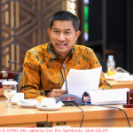 Ekonomi Kreatif, Fondasi Masa Depan Jakarta February 13, 2026 1:45 pm Anggota Komisi B DPRD DKI Jakarta Dwi Rio Sambodo menilai, sektor ekonomi kreatif menjadi fondasi penting masa depan pembangunan ekonomi Jakarta. Kontribusi ekonomi kreatif yang signifikan terhadap aktivitas ekonomi Jakarta menjadi modal memperkuat posisi Jakarta di tingkat nasional maupun global. Rio menyampaikan, ekonomi kreatif saat ini telah menyumbang sekitar 10 persen terhadap total aktivitas ekonomi Jakarta. Kontribusi tersebut menunjukkan sektor ekonomi kreatif telah mengakar. Perlu penguatan dengan dukungan kebijakan yang berkelanjutan. Anggota Komisi B DPRD DKI Jakarta Dwi Rio Sambodo. (dok.DDJP) “Itu menunjukkan sektor ini sudah memiliki peran signifikan,” jelas Rio. Sebagai kota besar dan kota global, Rio menilai, potensi ekonomi kreatif Jakarta tidak berhenti pada capaian saat ini. Dengan pengelolaan yang tepat, kontribusi sektor tersebut masih dapat terus meningkat. “Ke depan kontribusi ekonomi kreatif bisa jauh lebih besar jika tahapan dan fase pembesaran aktivitasnya terus disemarakkan,” terang Rio. Penguatan ekonomi kreatif Jakarta sejalan dengan capaian nasional. Menteri Pariwisata dan Ekonomi Kreatif/Kepala Badan Ekonomi Kreatif Teuku Riefky Harsya menyebutkan Provinsi DKI Jakarta masuk tiga besar daerah dengan kontribusi terbesar terhadap investasi dan ekspor ekonomi kreatif nasional. Berdasarkan data Badan Pusat Statistik per Oktober 2025, realisasi investasi ekonomi kreatif nasional telah mencapai 97 persen dari target Rp136 triliun. DKI Jakarta tercatat sebagai salah satu kontributor utama, seiring capaian ekspor ekonomi kreatif yang telah melampaui target nasional. Teuku menilai, capaian tersebut menunjukkan ekonomi kreatif memiliki potensi besar sebagai penggerak utama pertumbuhan ekonomi nasional. “Capaian ini menunjukkan ekonomi kreatif berpotensi menjadi motor penggerak pertumbuhan ekonomi nasional,” jelas Teuku. Teuku juga menyampaikan, Jakarta akan menjadi tuan rumah World Conference on Creative Economy pada Oktober 2026. Penunjukan itu sejalan dengan visi Jakarta sebagai kota global sekaligus memperkuat posisi Indonesia dalam peta ekonomi kreatif dunia. Selain investasi dan ekspor, sektor ekonomi kreatif juga menunjukkan kinerja positif dari sisi penyerapan tenaga kerja. Secara nasional, jumlah tenaga kerja ekonomi kreatif telah mencapai 27,4 juta orang dan melampaui target tahun 2025. Rio menambahkan, Jakarta harus momentum global untuk memperkuat produktivitas ekonomi dan pemerataan manfaat ekonomi bagi warga. “Mendorong produktivitas sekaligus menghadirkan keadilan ekonomi bagi seluruh warga Jakarta,” tukas Rio. (all/df)