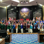 Kunjungan Mahasiswa, Oman: Berharap Jadi Pejuang-Pejuang Membela Rakyat February 13, 2026 7:12 pm Anggota Komisi E DPRD DKI Jakarta Oman Rohman Rakinda menegaskan, suara mahasiswa dalam proses demokrasi sangat penting. Demikian ungkap dia saat menerima peserta Sekolah Legislatif Nasional Dewan Perwakilan Mahasiswa Universitas Muhammadiyah Jakarta di Gedung DPRD DKI Jakarta, Jumat (13/2). Dalam kegiatan itu, turut hadir Kepala Bagian Produk Hukum dan Persidangan Sekretariat DPRD DKI Jakarta Nur Achmad, serta Kepala Subbagian Aspirasi dan Pengolahan Data Priyambodo beserta jajaran. Menurut Oman, mahasiswa memiliki perspektif yang jujur dan objektif dalam melihat berbagai persoalan masyarakat. Anggota Komisi E DPRD DKI Jakarta Oman Rohman Rakinda. (dok.DDJP) Pemikiran mahasiswa, nilai dia, umumnya masih murni. Bebas dari kepentingan pribadi. “Penting sekali ya teman-teman mahasiswa didengar karena biasanya genuine, asli, apa adanya dan basic. Sangat basic melihat sesuatu objektif,” kata Oman. Ia berharap, para peserta Sekolah Legislatif Nasional dapat menjadi pejuang-pejuang yang membela dan membantu rakyat di masa mendatang. Keterlibatan mahasiswa dalam forum-forum legislatif, lanjut Oman, merupakan bagian penting dalam proses pembelajaran demokrasi dan kepemimpinan. “Kepada semua adik-adik yang hadir saya berharap bisa menjadi pejuang-pejuang membela rakyat, membantu rakyat,” kata Oman. Oman juga menilai, program tersebut sebagai langkah positif memberikan pengalaman praktis kepada mahasiswa. Baik untuk kiprah di dunia kemahasiswaan maupun dalam perjalanan di masa mendatang. “Ini sekolah legislatif mahasiswa bagus sekali,” kata dia. Dalam kesempatan tersebut, Oman turut memaparkan fungsi dan kewenangan DPRD sebagai lembaga legislatif daerah. Ia menjelaskan, DPRD memiliki tiga fungsi utama. Yakni, pembentukan peraturan daerah, penyusunan dan penetapan anggaran, serta fungsi pengawasan terhadap kinerja eksekutif. Melalui kegiatan tersebut, berharap mahasiswa semakin paham peran strategis DPRD dalam sistem pemerintahan daerah. Sekaligus termotivasi untuk aktif mengawal kebijakan publik yang berpihak kepada masyarakat. (yla/df)