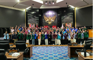 Kunjungan Mahasiswa, Oman: Berharap Jadi Pejuang-Pejuang Membela Rakyat February 13, 2026 7:12 pm Anggota Komisi E DPRD DKI Jakarta Oman Rohman Rakinda menegaskan, suara mahasiswa dalam proses demokrasi sangat penting. Demikian ungkap dia saat menerima peserta Sekolah Legislatif Nasional Dewan Perwakilan Mahasiswa Universitas Muhammadiyah Jakarta di Gedung DPRD DKI Jakarta, Jumat (13/2). Dalam kegiatan itu, turut hadir Kepala Bagian Produk Hukum dan Persidangan Sekretariat DPRD DKI Jakarta Nur Achmad, serta Kepala Subbagian Aspirasi dan Pengolahan Data Priyambodo beserta jajaran. Menurut Oman, mahasiswa memiliki perspektif yang jujur dan objektif dalam melihat berbagai persoalan masyarakat. Anggota Komisi E DPRD DKI Jakarta Oman Rohman Rakinda. (dok.DDJP) Pemikiran mahasiswa, nilai dia, umumnya masih murni. Bebas dari kepentingan pribadi. “Penting sekali ya teman-teman mahasiswa didengar karena biasanya genuine, asli, apa adanya dan basic. Sangat basic melihat sesuatu objektif,” kata Oman. Ia berharap, para peserta Sekolah Legislatif Nasional dapat menjadi pejuang-pejuang yang membela dan membantu rakyat di masa mendatang. Keterlibatan mahasiswa dalam forum-forum legislatif, lanjut Oman, merupakan bagian penting dalam proses pembelajaran demokrasi dan kepemimpinan. “Kepada semua adik-adik yang hadir saya berharap bisa menjadi pejuang-pejuang membela rakyat, membantu rakyat,” kata Oman. Oman juga menilai, program tersebut sebagai langkah positif memberikan pengalaman praktis kepada mahasiswa. Baik untuk kiprah di dunia kemahasiswaan maupun dalam perjalanan di masa mendatang. “Ini sekolah legislatif mahasiswa bagus sekali,” kata dia. Dalam kesempatan tersebut, Oman turut memaparkan fungsi dan kewenangan DPRD sebagai lembaga legislatif daerah. Ia menjelaskan, DPRD memiliki tiga fungsi utama. Yakni, pembentukan peraturan daerah, penyusunan dan penetapan anggaran, serta fungsi pengawasan terhadap kinerja eksekutif. Melalui kegiatan tersebut, berharap mahasiswa semakin paham peran strategis DPRD dalam sistem pemerintahan daerah. Sekaligus termotivasi untuk aktif mengawal kebijakan publik yang berpihak kepada masyarakat. (yla/df)