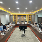 Perkuat Program Pemagangan di Jepang February 18, 2026 2:01 pm DPRD DKI Jakarta menggelar rapat koordinasi bersama eksekutif dalam rangka menindaklanjuti surat permohonan PT. Sinergi Maleo Azhar terkait program pemagangan di Jepang, Rabu (18/2). Ketua DPRD DKI Jakarta Khoirudin mengatakan, pengangguran di DKI Jakarta telah mencapai 6,4 persen dan tingkat kriminalitas hingga 3 persen. Hal itu tentu berdampak pada berbagai permasalahan sosial di DKI Jakarta. “Maka dengan pertemuan ini kita carikan solusi bersama,” ujar Khoirudin di Gedung DPRD DKI Jakarta “Harapannya, melalui kerja sama ini angka pengangguran dapat berkurang secara signifikan,” tambah dia. Selain itu, lanjut Khoirudin, program tersebut menjadi bagian penting untuk meningkatkan kualitas pramudi TransJakarta terkait keselamatan dan keamanan berkendara. “Jadi kita bahasa terkait pengiriman tenaga kerja ke Jepang serta kendala-kendala yang perlu kita pecahkan bersama pagi ini,” jelas Khoirudin. Hadir dalam pertemuan itu, Kepala Dinas Tenaga Kerja dan Transmigrasi dsn Energi (Disnakertrans-E) DKI Jakarta Syaripudin, Direktur Utama PT. Transjakarta Welfizon Yusa, dan Komisaris PT. Sinergi Maleo Azhar Eko Fajar. Kegiatan tersebut mengacu pada Surat Nomor 227/HM.03.02 yang telah ditandatangani Ketua DPRD DKI Jakarta Khoirudin. (apn/df)