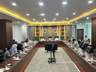 Perkuat Program Pemagangan di Jepang February 18, 2026 2:01 pm DPRD DKI Jakarta menggelar rapat koordinasi bersama eksekutif dalam rangka menindaklanjuti surat permohonan PT. Sinergi Maleo Azhar terkait program pemagangan di Jepang, Rabu (18/2). Ketua DPRD DKI Jakarta Khoirudin mengatakan, pengangguran di DKI Jakarta telah mencapai 6,4 persen dan tingkat kriminalitas hingga 3 persen. Hal itu tentu berdampak pada berbagai permasalahan sosial di DKI Jakarta. “Maka dengan pertemuan ini kita carikan solusi bersama,” ujar Khoirudin di Gedung DPRD DKI Jakarta “Harapannya, melalui kerja sama ini angka pengangguran dapat berkurang secara signifikan,” tambah dia. Selain itu, lanjut Khoirudin, program tersebut menjadi bagian penting untuk meningkatkan kualitas pramudi TransJakarta terkait keselamatan dan keamanan berkendara. “Jadi kita bahasa terkait pengiriman tenaga kerja ke Jepang serta kendala-kendala yang perlu kita pecahkan bersama pagi ini,” jelas Khoirudin. Hadir dalam pertemuan itu, Kepala Dinas Tenaga Kerja dan Transmigrasi dsn Energi (Disnakertrans-E) DKI Jakarta Syaripudin, Direktur Utama PT. Transjakarta Welfizon Yusa, dan Komisaris PT. Sinergi Maleo Azhar Eko Fajar. Kegiatan tersebut mengacu pada Surat Nomor 227/HM.03.02 yang telah ditandatangani Ketua DPRD DKI Jakarta Khoirudin. (apn/df)