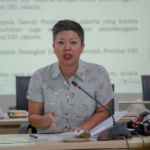 Ranperda P4GN, Perjelas Batasan Tes Urine February 18, 2026 4:05 pm Pengaturan tes urine dalam Rancangan Peraturan Daerah tentang Fasilitasi Pencegahan dan Pemberantasan Penyalahgunaan dan Peredaran Gelap Narkotika dan Prekursor Narkotika (P4GN) perlu diperjelas. Khususnya, batasan dan mekanisme. Sehingga tidak menimbulkan persoalan hukum maupun resistensi publik. Demikian ungkap Anggota Bapemperda DPRD DKI Jakarta Francine Widjojo, beberapa waktu lalu. “Tes urine perlu dipertegas batasan dan ketentuannya agar berfungsi sebagai instrumen skrining kesehatan dan rujukan rehabilitasi,” ujar Francine. Tes urine, kata dia, tidak boleh bergeser menjadi alat penindakan. Terlebih bila terdapat tindakan di luar kewenangan aparat penegak hukum. Menurut dia, pendekatan kesehatan harus menjadi pijakan utama dalam pengaturan deteksi dini. “Tes urine tidak boleh dijadikan dasar penindakan atau pemberian sanksi, terutama oleh pihak yang bukan aparat penegak hukum,” jelas Francine. Selain itu, Francine mengingatkan pentingnya perlindungan hak individu dalam pelaksanaan tes urine. Khususnya terkait persetujuan dan kerahasiaan hasil pemeriksaan. Aspek tersebut belum diatur secara rinci dalam Ranperda P4GN. “Pengaturan tes urine harus memperhatikan persetujuan dan kerahasiaan hasil agar tidak menimbulkan persoalan privasi,” tegas Francine. Francine juga menyoroti perlunya kejelasan mekanisme pengelolaan dan konfirmasi ulang hasil tes urine agar tidak menimbulkan ketidakpastian hukum di tengah masyarakat. “Tanpa mekanisme konfirmasi ulang dan pengelolaan hasil yang jelas, kebijakan tes urine berpotensi menimbulkan resistensi publik,” terang Francine. Melalui pengaturan yang tegas dan berorientasi pada perlindungan hak masyarakat, harap Francine, kebijakan deteksi dini dalam Ranperda P4GN dapat berjalan efektif tanpa menimbulkan dampak negatif baru. (all/df)
