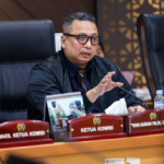 Revitalisasi MCK Komunal, Tingkatkan Kualitas Sanitasi February 18, 2026 6:17 pm Revitalisasi fasilitas MCK komunal di Kelurahan Manggarai, Jakarta Selatan, dapat meningkatkan kualitas sanitasi dan kesehatan bagi sekitar 100 kepala keluarga (KK). Revitalisasi meliputi perbaikan infrastruktur, penambahan jaringan perpipaan, serta penerapan sistem pengolahan limbah biopal dan sistem terpusat. Lewat proyek tersebut, pembuangan limbah langsung ke sungai dihentikan sehingga risiko pencemaran bakteri seperti E. coli dapat ditekan. Program tersebut menjadi bagian dari transformasi Jakarta menuju kota global yang bersih dan sehat melalui penyediaan akses sanitasi layak. Ketua Komisi B DPRD DKI Jakarta Nova Harivan Paloh mengatakan, revitalisasi MCK komunal di Manggarai sangat bermanfaat bagi warga. “Ke depan, kita dorong pola hidup bersih dan sehat jadi budaya,” ujar dia, Rabu (18/2). Sebelum revitalisasi, ungkap Nova, kondisi MCK cukup memprihatinkan. Limbah masih dibuang langsung ke kali dan sanitasi belum higienis. Kini, limbah dialirkan melalui sistem SPALD (Sistem Pengelolaan Air Limbah Domestik) yang didukung Instalasi Pengolahan Air Limbah (IPAL) komunal. “Ini bagian dari perwujudan Jakarta sebagai kota global,” tambah dia. Ia menyebut, pembangunan berlangsung sekitar dua bulan karena ada penambahan jaringan perpipaan menuju lokasi MCK. Paljaya juga tengah menjalankan program pembagian zona yang terhubung melalui SPALD terpusat agar pengelolaan limbah lebih efektif dan ramah lingkungan. Program serupa telah dicanangkan di sejumlah wilayah lain seperti Cilandak dan TB Simatupang, dengan cakupan pelayanan hingga sekitar 1.000 KK. Nova berharap, sistem pengelolaan limbah yang terintegrasi dapat membuat sungai-sungai di Jakarta semakin bersih. “Hampir seluruh Jakarta akan masuk zona pengelolaan limbah terpusat. Ini terus kita dorong,” tukas dia. (red)