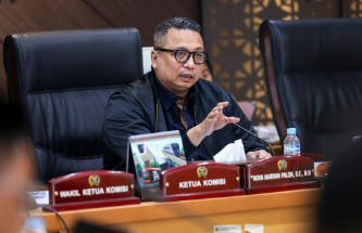 Revitalisasi MCK Komunal, Tingkatkan Kualitas Sanitasi February 18, 2026 6:17 pm Revitalisasi fasilitas MCK komunal di Kelurahan Manggarai, Jakarta Selatan, dapat meningkatkan kualitas sanitasi dan kesehatan bagi sekitar 100 kepala keluarga (KK). Revitalisasi meliputi perbaikan infrastruktur, penambahan jaringan perpipaan, serta penerapan sistem pengolahan limbah biopal dan sistem terpusat. Lewat proyek tersebut, pembuangan limbah langsung ke sungai dihentikan sehingga risiko pencemaran bakteri seperti E. coli dapat ditekan. Program tersebut menjadi bagian dari transformasi Jakarta menuju kota global yang bersih dan sehat melalui penyediaan akses sanitasi layak. Ketua Komisi B DPRD DKI Jakarta Nova Harivan Paloh mengatakan, revitalisasi MCK komunal di Manggarai sangat bermanfaat bagi warga. “Ke depan, kita dorong pola hidup bersih dan sehat jadi budaya,” ujar dia, Rabu (18/2). Sebelum revitalisasi, ungkap Nova, kondisi MCK cukup memprihatinkan. Limbah masih dibuang langsung ke kali dan sanitasi belum higienis. Kini, limbah dialirkan melalui sistem SPALD (Sistem Pengelolaan Air Limbah Domestik) yang didukung Instalasi Pengolahan Air Limbah (IPAL) komunal. “Ini bagian dari perwujudan Jakarta sebagai kota global,” tambah dia. Ia menyebut, pembangunan berlangsung sekitar dua bulan karena ada penambahan jaringan perpipaan menuju lokasi MCK. Paljaya juga tengah menjalankan program pembagian zona yang terhubung melalui SPALD terpusat agar pengelolaan limbah lebih efektif dan ramah lingkungan. Program serupa telah dicanangkan di sejumlah wilayah lain seperti Cilandak dan TB Simatupang, dengan cakupan pelayanan hingga sekitar 1.000 KK. Nova berharap, sistem pengelolaan limbah yang terintegrasi dapat membuat sungai-sungai di Jakarta semakin bersih. “Hampir seluruh Jakarta akan masuk zona pengelolaan limbah terpusat. Ini terus kita dorong,” tukas dia. (red)