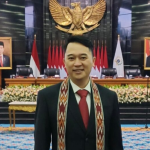 Festival Imlek 2026, Kevin Wu: Patut Diapresiasi February 18, 2026 6:35 pm Anggota Komisi A DPRD DKI Jakarta Kevin Wu mengapresiasi rangkaian Festival Tahun Baru Imlek 2026 oleh pemerintah provinsi. Ia menilai, perayaan tersebut menjadi ajang budaya yang mempererat persatuan warga. Bukan hanya merayakan Budaya Tionghoa, tetapi juga menyatukan masyarakat. “Festival Imlek tahun ini patut diapresiasi,” ujar Kevin, beberapa waktu lalu. Menurut dia, perayaan Tahun Kuda Api menjadi momentum memperkuat kebersamaan dan keharmonisan di tengah keberagaman Jakarta. Anggota Komisi A DPRD DKI Jakarta Kevin Wu Ia berharap, semangat tahun baru membawa kebahagiaan dan kesejahteraan bagi seluruh warga. “Semoga Jakarta tetap harmonis dan semua merasakan kesejahteraan,” kata dia. Kevin menilai, Festival Imlek 2026 juga memperkuat identitas Jakarta sebagai kota global yang kaya budaya. Selain melestarikan tradisi, kegiatan tersebut berdampak positif pada perekonomian. Terutama bagi pelaku Usaha Mikro, Kecil, dan Menengah (UMKM). “Selain menjaga tradisi, festival ini menggerakkan ekonomi warga,” jelas dia. Ia juga mendorong promosi kegiatan Imlek lebih masif melalui penguatan branding, pemanfaatan media sosial, serta kolaborasi dengan influencer kuliner dan budaya. Menarik minat generasi muda. Kevin juga mengusulkan agar Festival Imlek masuk kalender resmi pariwisata Jakarta melalui kolaborasi lintas dinas “Kalau dikelola serius, ini bisa jadi destinasi budaya nasional,” tegas dia. Kevin menekankan, penting menjaga persatuan dalam keberagaman. Berharap Imlek 2026 menjadi awal kemajuan bersama bagi Jakarta. “Keberagaman adalah kekuatan kita. Jakarta maju karena semua saling mendukung,” tukas dia. (red)
