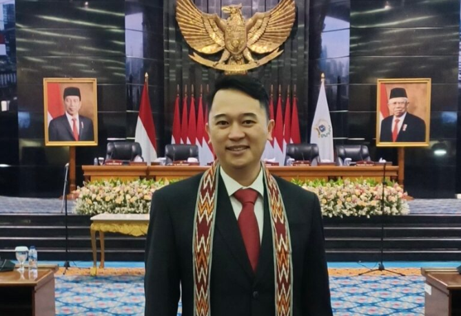 Festival Imlek 2026, Kevin Wu: Patut Diapresiasi February 18, 2026 6:35 pm Anggota Komisi A DPRD DKI Jakarta Kevin Wu mengapresiasi rangkaian Festival Tahun Baru Imlek 2026 oleh pemerintah provinsi. Ia menilai, perayaan tersebut menjadi ajang budaya yang mempererat persatuan warga. Bukan hanya merayakan Budaya Tionghoa, tetapi juga menyatukan masyarakat. “Festival Imlek tahun ini patut diapresiasi,” ujar Kevin, beberapa waktu lalu. Menurut dia, perayaan Tahun Kuda Api menjadi momentum memperkuat kebersamaan dan keharmonisan di tengah keberagaman Jakarta. Anggota Komisi A DPRD DKI Jakarta Kevin Wu Ia berharap, semangat tahun baru membawa kebahagiaan dan kesejahteraan bagi seluruh warga. “Semoga Jakarta tetap harmonis dan semua merasakan kesejahteraan,” kata dia. Kevin menilai, Festival Imlek 2026 juga memperkuat identitas Jakarta sebagai kota global yang kaya budaya. Selain melestarikan tradisi, kegiatan tersebut berdampak positif pada perekonomian. Terutama bagi pelaku Usaha Mikro, Kecil, dan Menengah (UMKM). “Selain menjaga tradisi, festival ini menggerakkan ekonomi warga,” jelas dia. Ia juga mendorong promosi kegiatan Imlek lebih masif melalui penguatan branding, pemanfaatan media sosial, serta kolaborasi dengan influencer kuliner dan budaya. Menarik minat generasi muda. Kevin juga mengusulkan agar Festival Imlek masuk kalender resmi pariwisata Jakarta melalui kolaborasi lintas dinas “Kalau dikelola serius, ini bisa jadi destinasi budaya nasional,” tegas dia. Kevin menekankan, penting menjaga persatuan dalam keberagaman. Berharap Imlek 2026 menjadi awal kemajuan bersama bagi Jakarta. “Keberagaman adalah kekuatan kita. Jakarta maju karena semua saling mendukung,” tukas dia. (red)