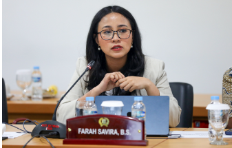 Penertiban Manusia Gerobak, Farah: Harus Tetap Humanis February 19, 2026 10:07 am Anggota Komisi E DPRD DKI Jakarta Farah Savira mendukung langkah penertiban manusia gerobak yang kerap muncul selama bulan suci Ramadan di sejumlah titik ibukota. Menurut Farah, penertiban terhadap Pemerlu Pelayanan Kesejahteraan Sosial (PPKS) bukan untuk menghalangi masyarakat bersedekah. Langkah itu justru bertujuan mencegah munculnya lebih banyak pengemis di ruang publik. Baik dari dalam maupun luar Jakarta. Menurut dia, niat bersedekah tetap baik. Namun jangan sampai mengundang orang untuk mengemis di ruang publik. “Kami mendukung penertiban manusia gerobak, terutama saat Ramadan,” ujar Farah, Rabu (18/2). Ia menegaskan, penanganan persoalan itu tidak cukup dengan penertiban semata. Perlu pembinaan berkelanjutan agar para tunawisma memiliki alternatif penghidupan. Farah mendorong kerja sama dengan Dinas Sosial DKI Jakarta. Instansi tersebut punya panti sosial. Bermanfaat menampung dan membina PPKS. “Di panti, mereka dapat pelatihan agar punya keterampilan dan peluang kerja,” kata dia. Ia juga menilai, perlu program pelatihan dan pengembangan keterampilan agar PPKS dapat meningkatkan taraf hidup. Tidak kembali ke jalan. Farah mengingatkan, pendekatan penanganan harus tetap mengedepankan sisi kemanusiaan. “Penertiban harus tetap humanis,” pungkas dia. (red)