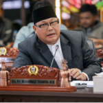 Legislator Apresiasi Program Bedah Rumah February 19, 2026 2:03 pm Anggota Komisi D DPRD DKI Jakarta Muhammad Thamrin mengapresiasi pemerintah provinsi melalui Satuan Polisi Pamong Praja (Satpol PP) yang telah melaksanakan Program Bedah Rumah di kawasan Cengkareng, Jakarta Barat, Rabu (18/2). Thamrin mengatakan, program tersebut terselenggara dengan menggunakan anggaran yang bersumber dari hasil kolektif, Membantu warga disabilitas yang kurang mampu. “Patut diacungi jempol. Lewat aksi bedah rumah ini, mereka menunjukkan sisi humanis yang luar biasa,” ujar Thamrin, Kamis (19/2). Melihat hal itu, Thamrin mengusulkan, Pemprov DKI Jakarta agar menyediakan celengan sosial di masing-masing kantor dinas. Sehingga ketika ada rumah warga yang perlu perbaikan, dapat lebih cepat. Tanpa antre birokrasi anggaran. “Saya sangat mendukung kalau cara gotong royong seperti ini dicontoh oleh dinas-dinas lain di Jakarta,” ungkap Thamrin. Hal itu, lanjut Thamrin, menjadi solusi untuk warga yang butuh tempat tinggal layak huni. “Aksi ini juga bikin hubungan antara petugas pemerintah dan rakyat jadi lebih adem dan akrab karena ada rasa saling peduli,” tambahnya. Selain itu, Thamrin mengusulkan renovasi meyesuaikan desain dengan kebutuhan penghuni disabilitas. Mengingat rumah dua lantai. “Desainnya harus benar-benar dipikirkan supaya mereka tidak kesulitan naik-turun atau beraktivitas,” kata Thamrin. Selain itu, Thamrin menekankan agar transparansi dana harus dijaga secara baik. Termasuk pemilihan penerima bantuan yang harus benar-benar tepat sasaran. Supaya tidak ada kecemburuan sosial. “Kalau program ini konsisten dan dibarengi bantuan modal usaha kecil-kecilan, dampaknya pasti bakal luar biasa buat masa depan warga tersebut,” pungkas dia. Sebelumnya, Wakil Gubernur DKI Jakarta Rano Karno meresmikan program Bedah Rumah bagi warga disabilitas kurang mampu di Cengkareng, Jakarta Barat. Program tersebut diinisiasi secara swadaya melalui donasi internal anggota Satpol PP DKI Jakarta. Program humanis itu menargetkan pembangunan ulang rumah tidak layak huni seluas 33 meter persegi menjadi hunian dua lantai dalam waktu dua bulan dengan harapan dapat diduplikasi oleh Organisasi Perangkat Daerah (OPD) lainnya. “Program ini buka sekedar memperbaiki bangunan fisik, tetapi menghadirkan harapan baru bagi warga yang membutuhkan,” kata Rano di Jalan Ukir, Kapuk, Cengkareng, Jakarta Barat, Rabu (18/2). (apn/df)