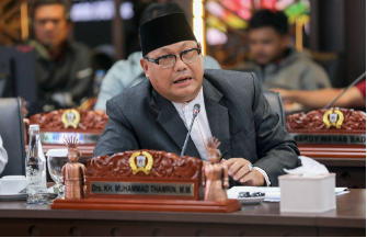 Legislator Apresiasi Program Bedah Rumah February 19, 2026 2:03 pm Anggota Komisi D DPRD DKI Jakarta Muhammad Thamrin mengapresiasi pemerintah provinsi melalui Satuan Polisi Pamong Praja (Satpol PP) yang telah melaksanakan Program Bedah Rumah di kawasan Cengkareng, Jakarta Barat, Rabu (18/2). Thamrin mengatakan, program tersebut terselenggara dengan menggunakan anggaran yang bersumber dari hasil kolektif, Membantu warga disabilitas yang kurang mampu. “Patut diacungi jempol. Lewat aksi bedah rumah ini, mereka menunjukkan sisi humanis yang luar biasa,” ujar Thamrin, Kamis (19/2). Melihat hal itu, Thamrin mengusulkan, Pemprov DKI Jakarta agar menyediakan celengan sosial di masing-masing kantor dinas. Sehingga ketika ada rumah warga yang perlu perbaikan, dapat lebih cepat. Tanpa antre birokrasi anggaran. “Saya sangat mendukung kalau cara gotong royong seperti ini dicontoh oleh dinas-dinas lain di Jakarta,” ungkap Thamrin. Hal itu, lanjut Thamrin, menjadi solusi untuk warga yang butuh tempat tinggal layak huni. “Aksi ini juga bikin hubungan antara petugas pemerintah dan rakyat jadi lebih adem dan akrab karena ada rasa saling peduli,” tambahnya. Selain itu, Thamrin mengusulkan renovasi meyesuaikan desain dengan kebutuhan penghuni disabilitas. Mengingat rumah dua lantai. “Desainnya harus benar-benar dipikirkan supaya mereka tidak kesulitan naik-turun atau beraktivitas,” kata Thamrin. Selain itu, Thamrin menekankan agar transparansi dana harus dijaga secara baik. Termasuk pemilihan penerima bantuan yang harus benar-benar tepat sasaran. Supaya tidak ada kecemburuan sosial. “Kalau program ini konsisten dan dibarengi bantuan modal usaha kecil-kecilan, dampaknya pasti bakal luar biasa buat masa depan warga tersebut,” pungkas dia. Sebelumnya, Wakil Gubernur DKI Jakarta Rano Karno meresmikan program Bedah Rumah bagi warga disabilitas kurang mampu di Cengkareng, Jakarta Barat. Program tersebut diinisiasi secara swadaya melalui donasi internal anggota Satpol PP DKI Jakarta. Program humanis itu menargetkan pembangunan ulang rumah tidak layak huni seluas 33 meter persegi menjadi hunian dua lantai dalam waktu dua bulan dengan harapan dapat diduplikasi oleh Organisasi Perangkat Daerah (OPD) lainnya. “Program ini buka sekedar memperbaiki bangunan fisik, tetapi menghadirkan harapan baru bagi warga yang membutuhkan,” kata Rano di Jalan Ukir, Kapuk, Cengkareng, Jakarta Barat, Rabu (18/2). (apn/df)